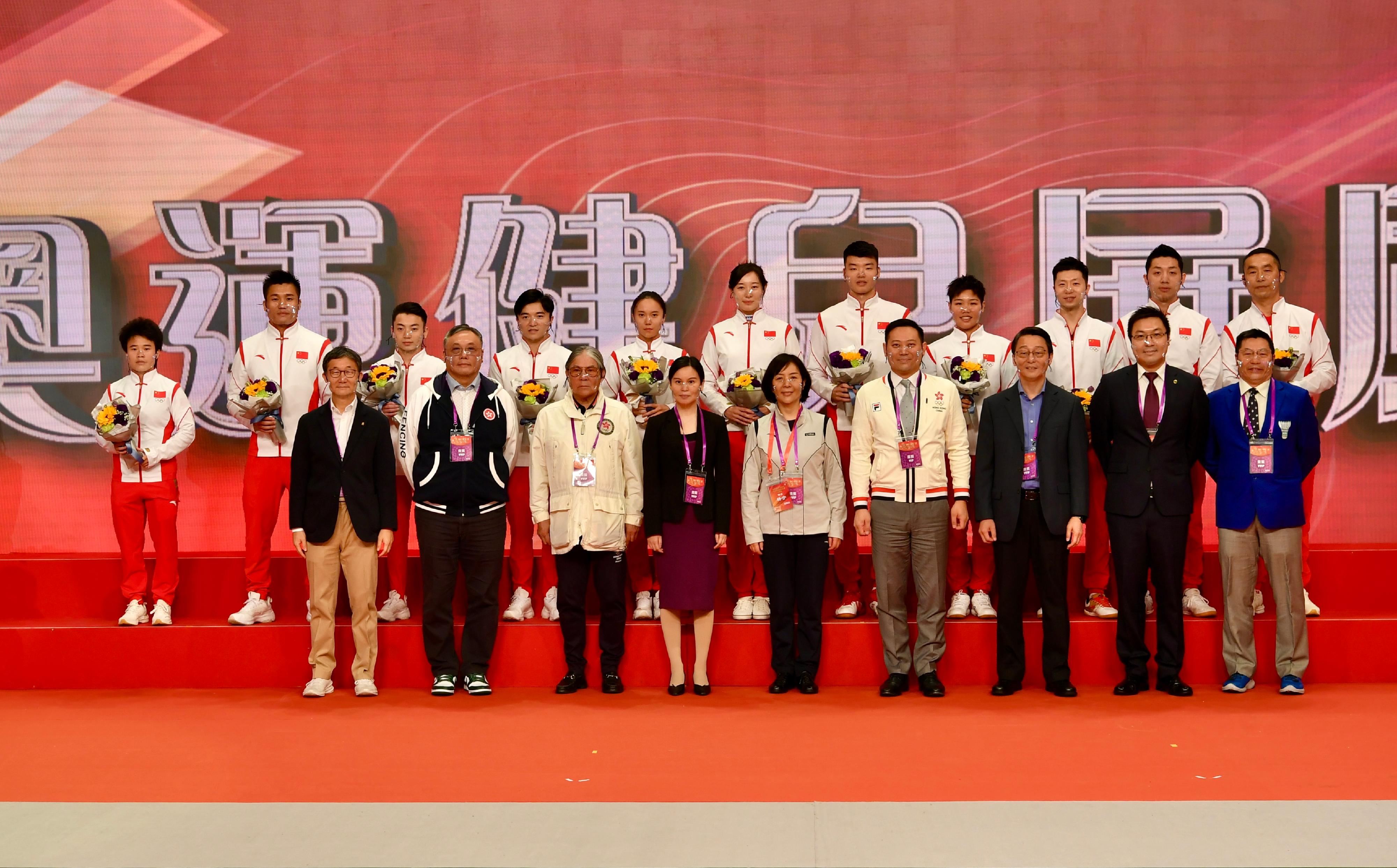 The delegation of Tokyo 2020 Olympic Games Mainland Olympians attended the sports demonstrations at Queen Elizabeth Stadium in Wan Chai this morning (December 4). Photo shows Deputy Director of the General Administration of Sport of China Ms Yang Ning (front row, centre); the Secretary for Home Affairs, Mr Caspar Tsui (front row, fourth right); the Director of Leisure and Cultural Services, Mr Vincent Liu (front row, third right), the Deputy Director-General of the Department of Publicity, Cultural and Sports Affairs of the Liaison Office of the Central People's Government in the Hong Kong Special Administrative Region, Ms Zheng Lin (front row, fourth left); the President of the Sports Federation & Olympic Committee of Hong Kong, China, Mr Timothy Fok (front row, third left); and the Mainland Olympians delegation.