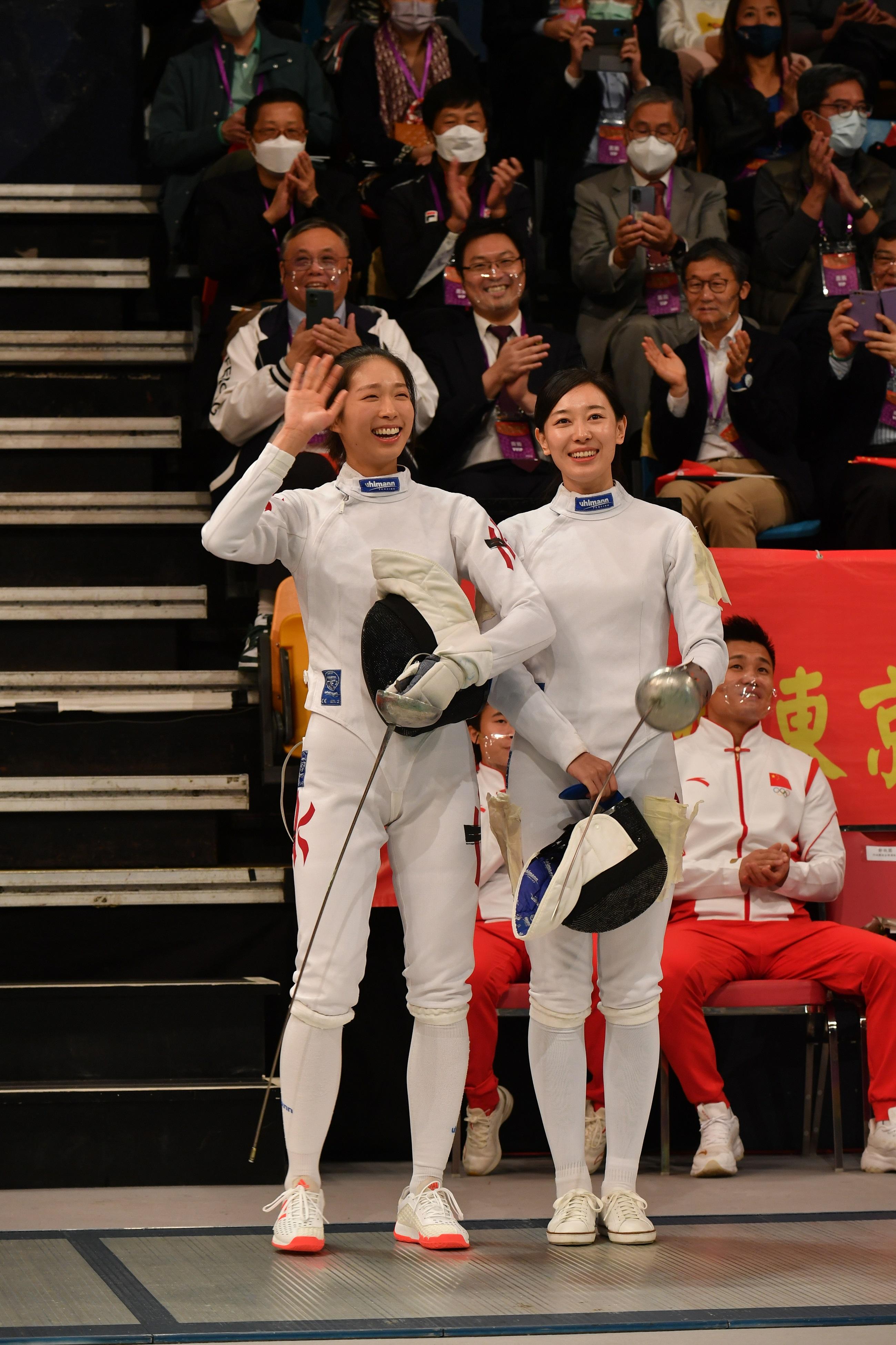 The delegation of Tokyo 2020 Olympic Games Mainland Olympians attended the sports demonstrations at Queen Elizabeth Stadium in Wan Chai this morning (December 4). Photo shows Mainland fencing athlete Sun Yiwen (right) and Hong Kong fencing athlete Vivian Kong (left) attending the event.