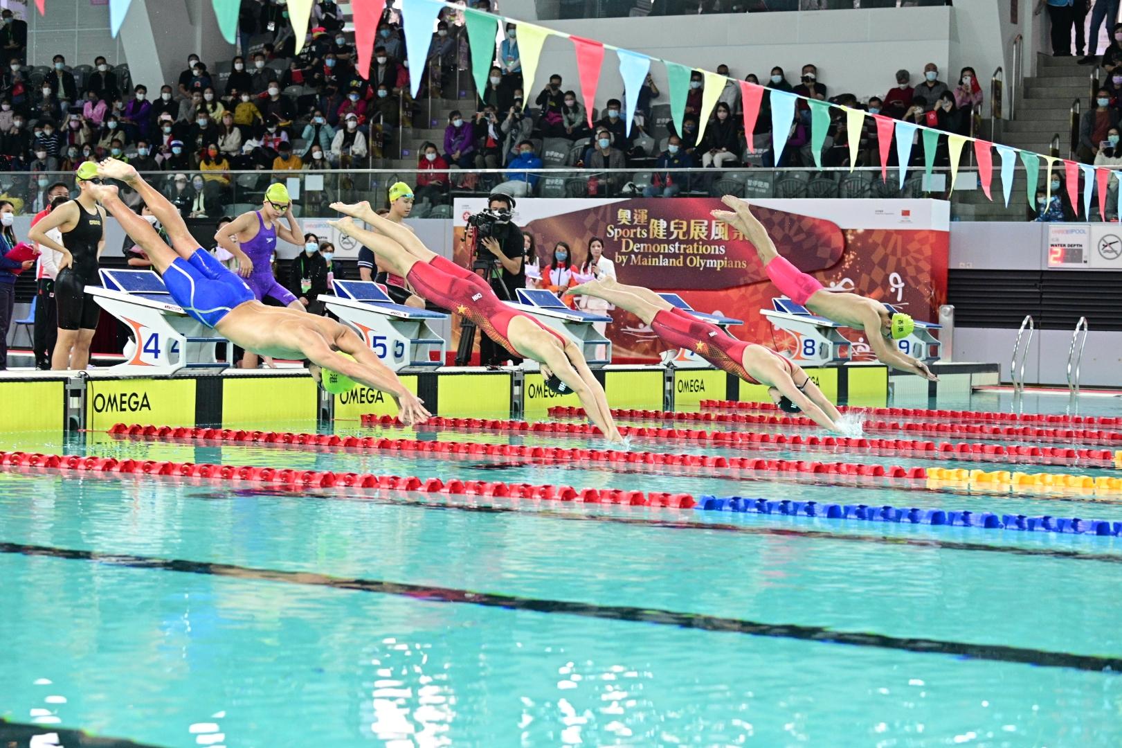 The delegation of Tokyo 2020 Olympic Games Mainland Olympians attended the sports demonstrations at Victoria Park Swimming Pool this morning (December 4). Photo shows Mainland swimming athletes and Hong Kong swimming athletes performing relay in teams.