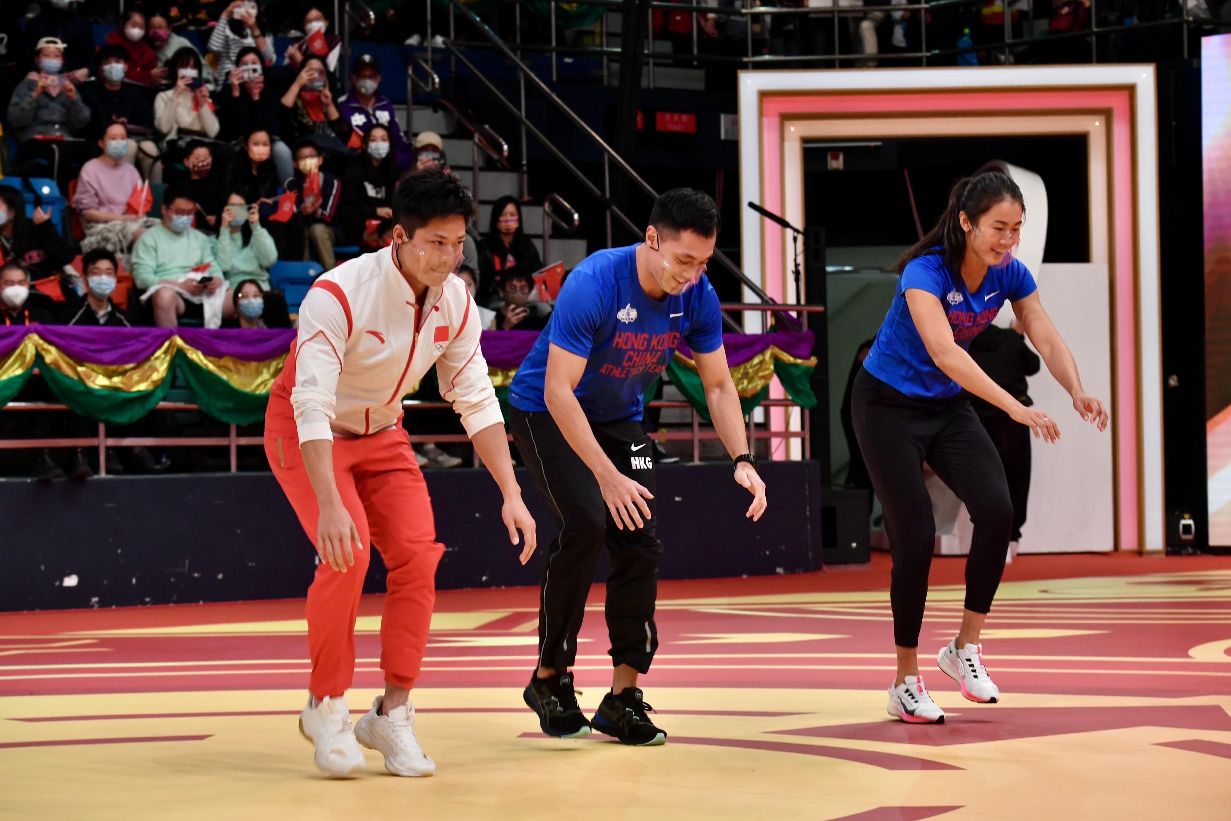 東京2020奧運會內地奧運健兒代表團今日（十二月四日）下午出席在灣仔伊利沙伯體育館舉行的「奧運健兒大匯演」。圖示內地田徑運動員蘇炳添（左）參與步頻比試。