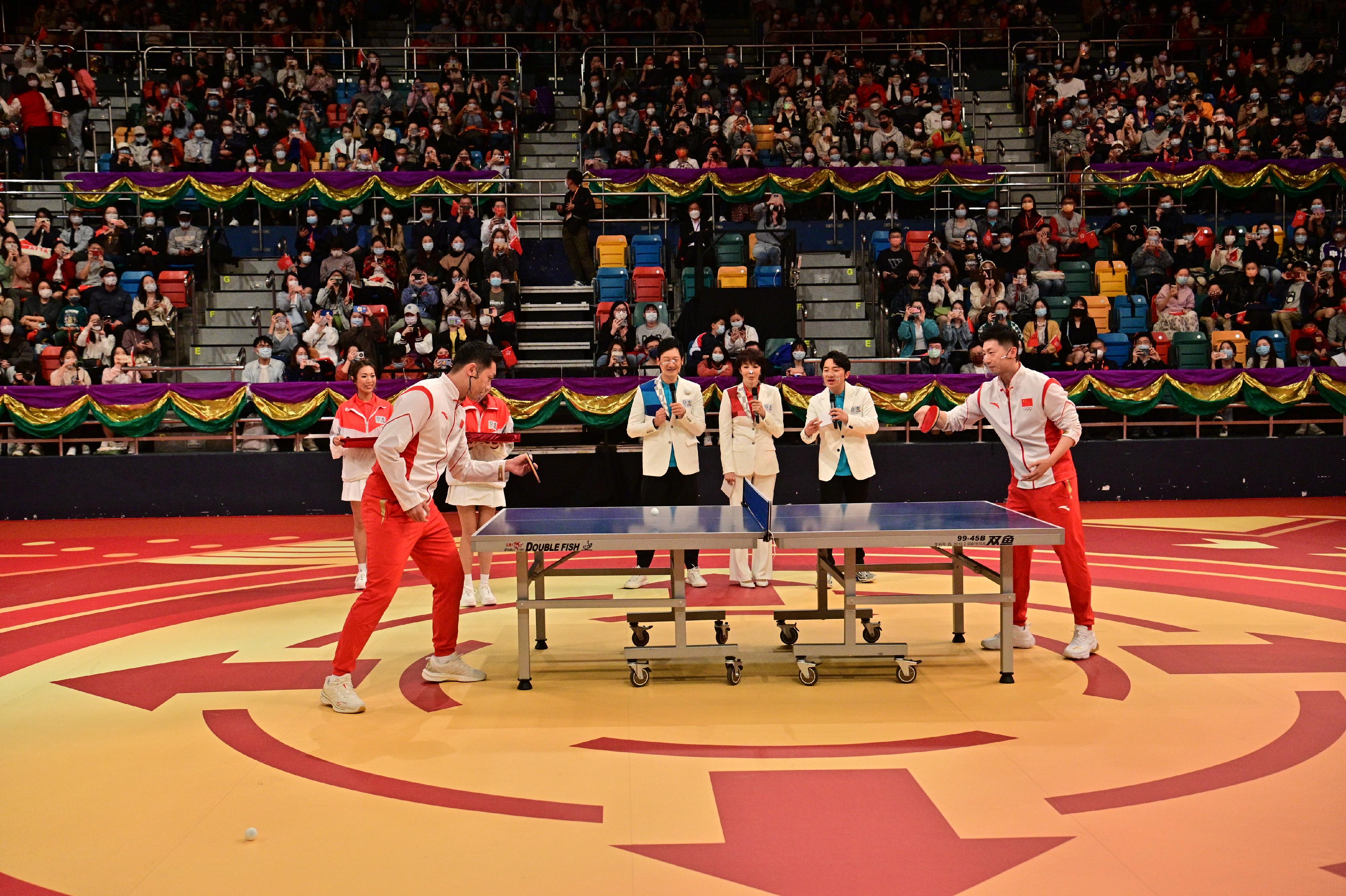 The delegation of Tokyo 2020 Olympic Games Mainland Olympians attended the "Mainland Olympians Variety Show" at Queen Elizabeth Stadium in Wan Chai this afternoon (December 4). Photo shows the Mainland table tennis athletes Ma Long (front row, right) and Xu Xin (front row, left) taking part in a skill contest.
