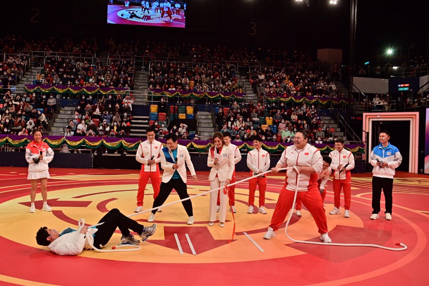 The delegation of Tokyo 2020 Olympic Games Mainland Olympians attended the "Mainland Olympians Variety Show" at Queen Elizabeth Stadium in Wan Chai this afternoon (December 4). Photo shows the Mainland weightlifting athlete Li Wenwen (front row, right) taking part in a tug-of-war.