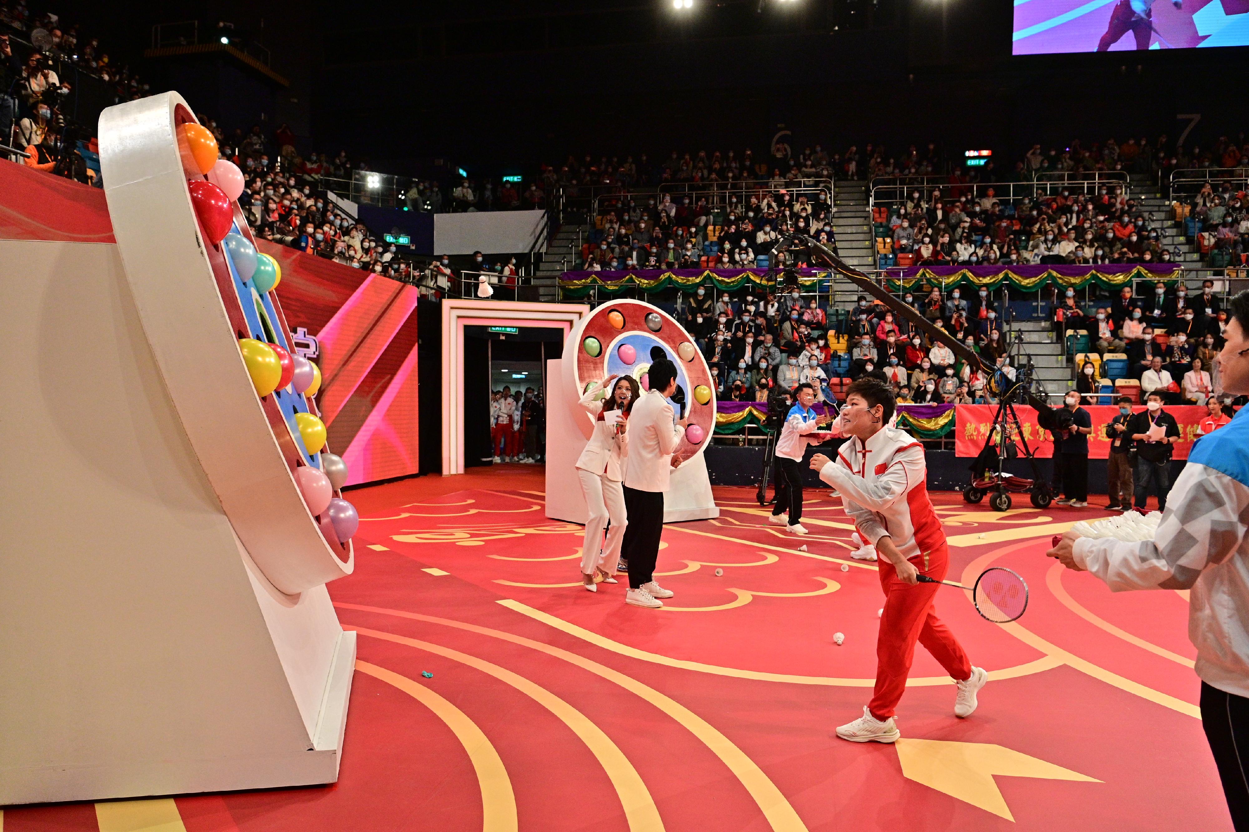 The delegation of Tokyo 2020 Olympic Games Mainland Olympians attended the "Mainland Olympians Variety Show" at Queen Elizabeth Stadium in Wan Chai this afternoon (December 4). Photo shows the Mainland badminton athlete Huang Dongping (second right) taking part in a skill contest.