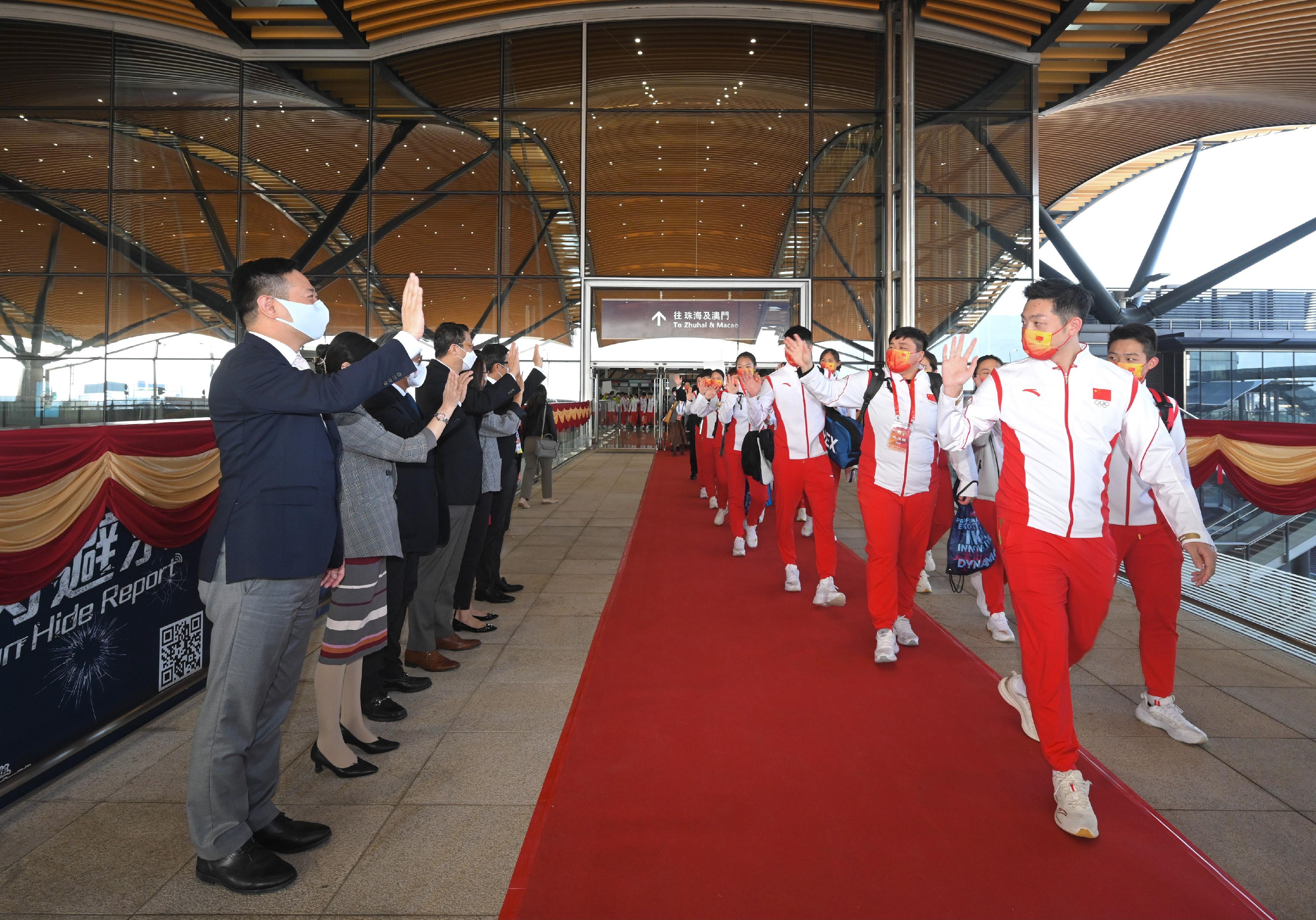 东京2020奥运会内地奥运健儿代表团今日（十二月五日）结束访港行程。图示民政事务局局长徐英伟（左一）跟代表团挥手道别。