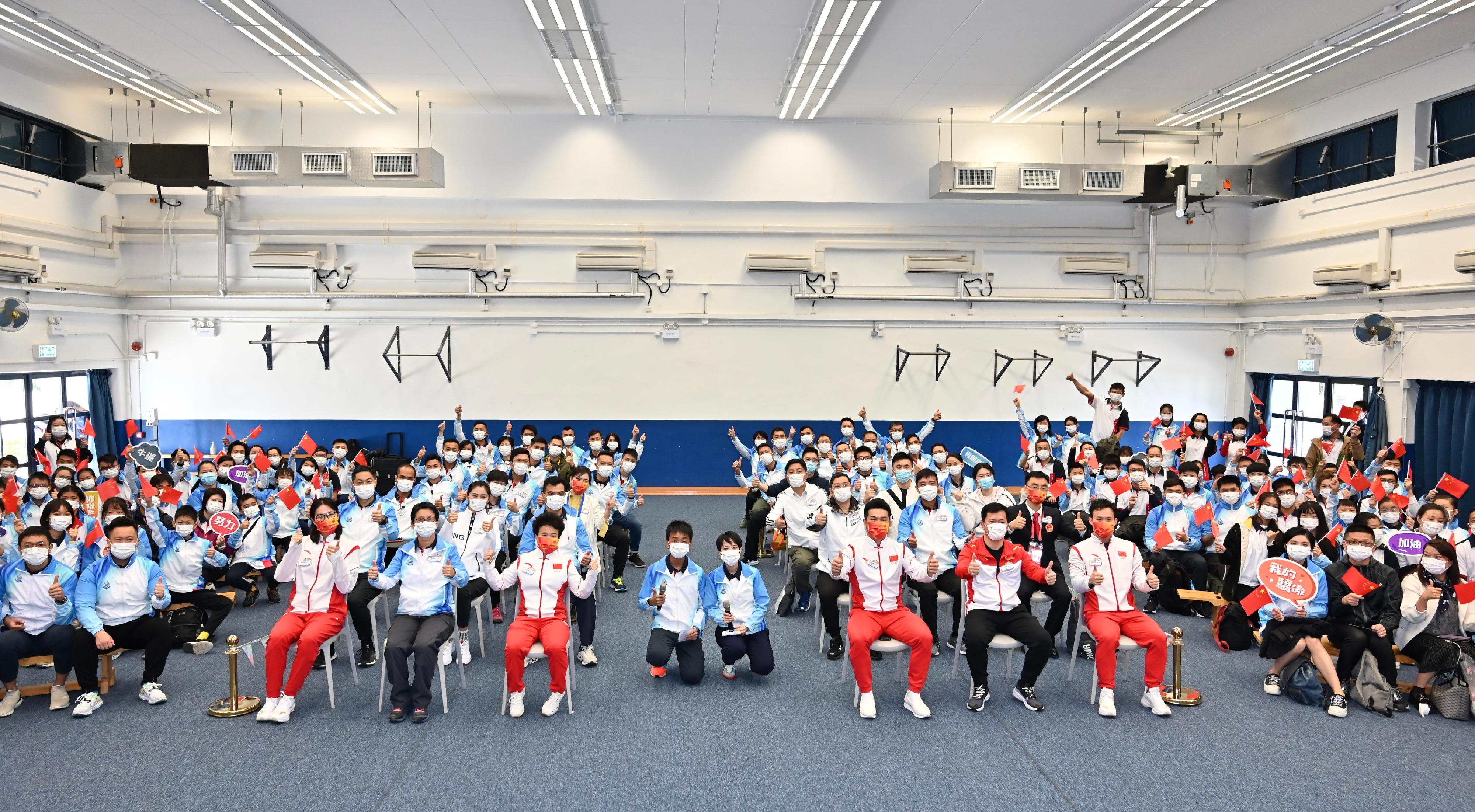 Four athlete representatives from the delegation of Tokyo 2020 Olympic Games Mainland Olympians, who arrived in Hong Kong on December 3 for a three-day visit, met with members of Junior Police Call (JPC) at the Hong Kong Police College this morning (December 5). Photo shows the delegation members in a group photo with guests and JPC members. 