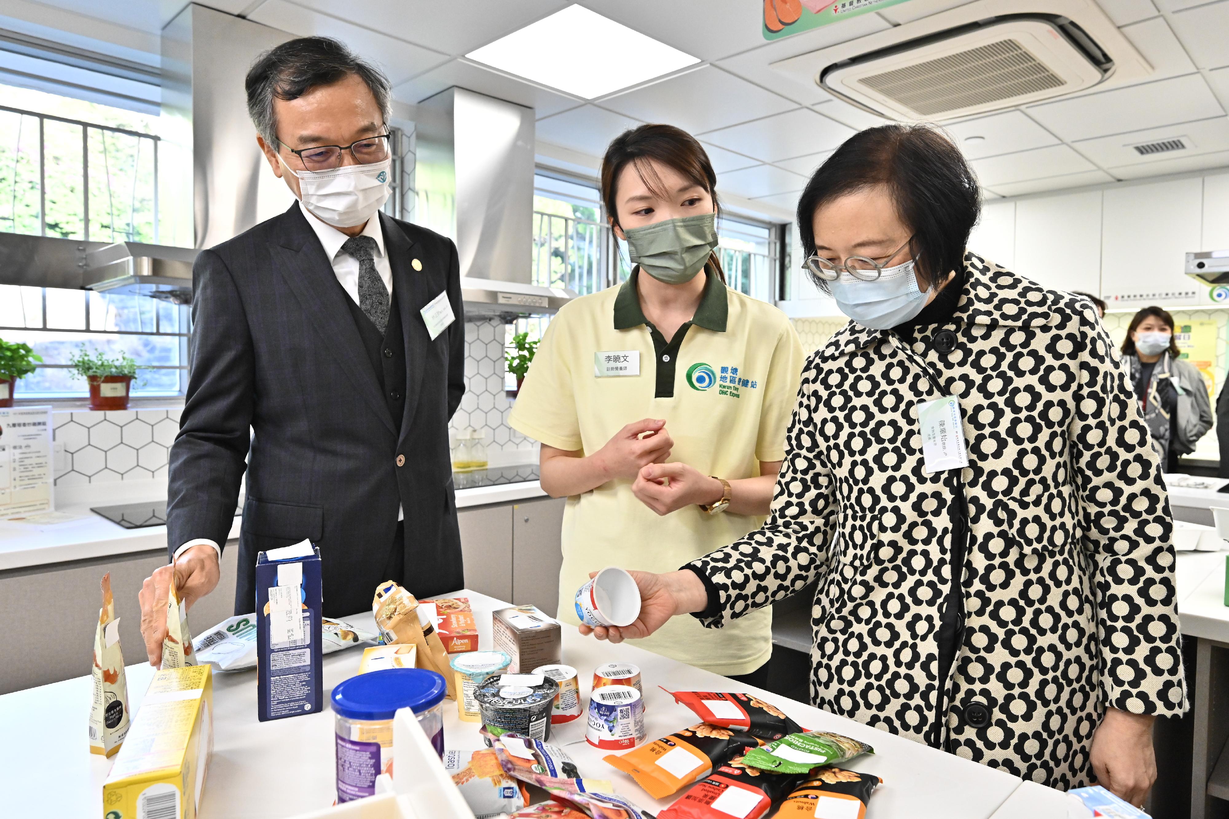 The Secretary for Food and Health, Professor Sophia Chan, officiated at the opening ceremony of the Kwun Tong District Health Centre Express (DHC Express) today (December 6). Photo shows Professor Chan (right) and group convenor of the Steering Committee on Primary Healthcare Development Dr Lam Ching-choi (left) visiting the nutrition kitchen of the DHC Express after the opening ceremony.