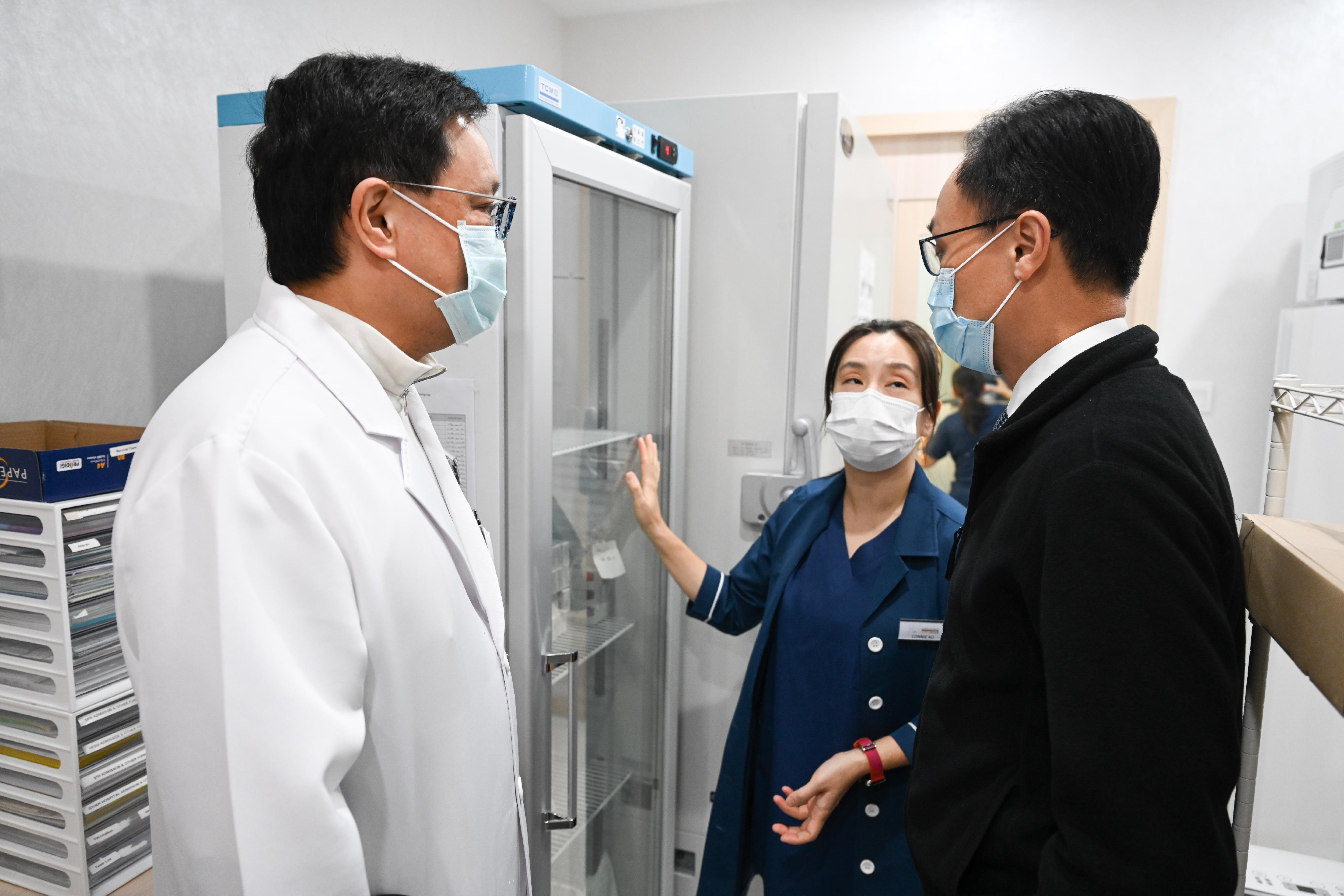 Members of the public, starting from today (December 6), can make appointments to receive the BioNTech vaccine at 24 vaccination venues of the eight private healthcare institutions that have enrolled in the BioNTech vaccination pilot scheme. Photo shows the Secretary for the Civil Service, Mr Patrick Nip (right), viewing the vaccine storage while visiting a clinic in Central.