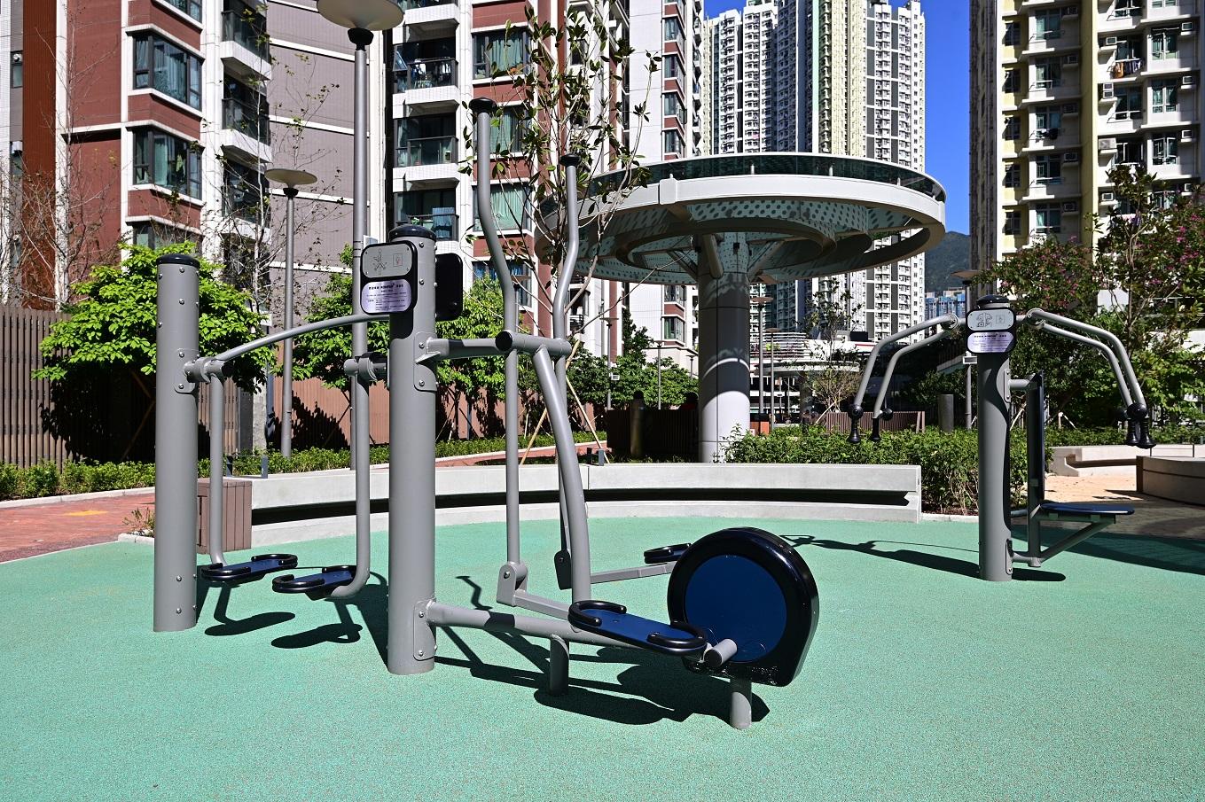Phase I of Kai Tak Station Square and Kai Tak Avenue Park (KTAP) will open for public use from tomorrow (December 7), providing diversified recreational facilities to meet the needs of people of all ages. Photo shows the fitness equipment in the KTAP.