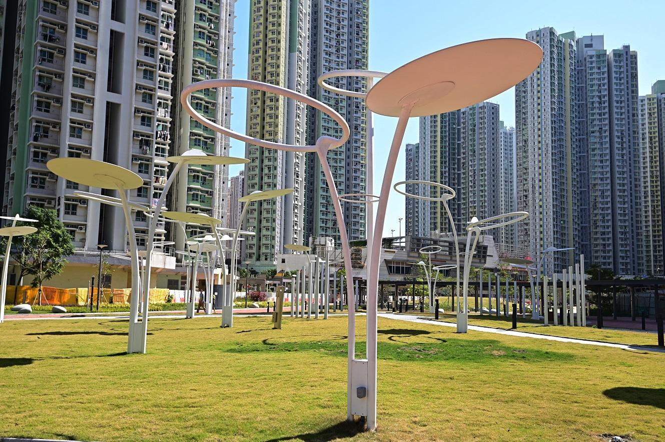 Phase I of Kai Tak Station Square and Kai Tak Avenue Park (KTAP) will open for public use from tomorrow (December 7). Located at the heart of Kai Tak town centre, the square and the park will be a pleasant and relaxing leisure space with a soft landscaping environment for public enjoyment. Photo shows the thematic gardens in the KTAP.