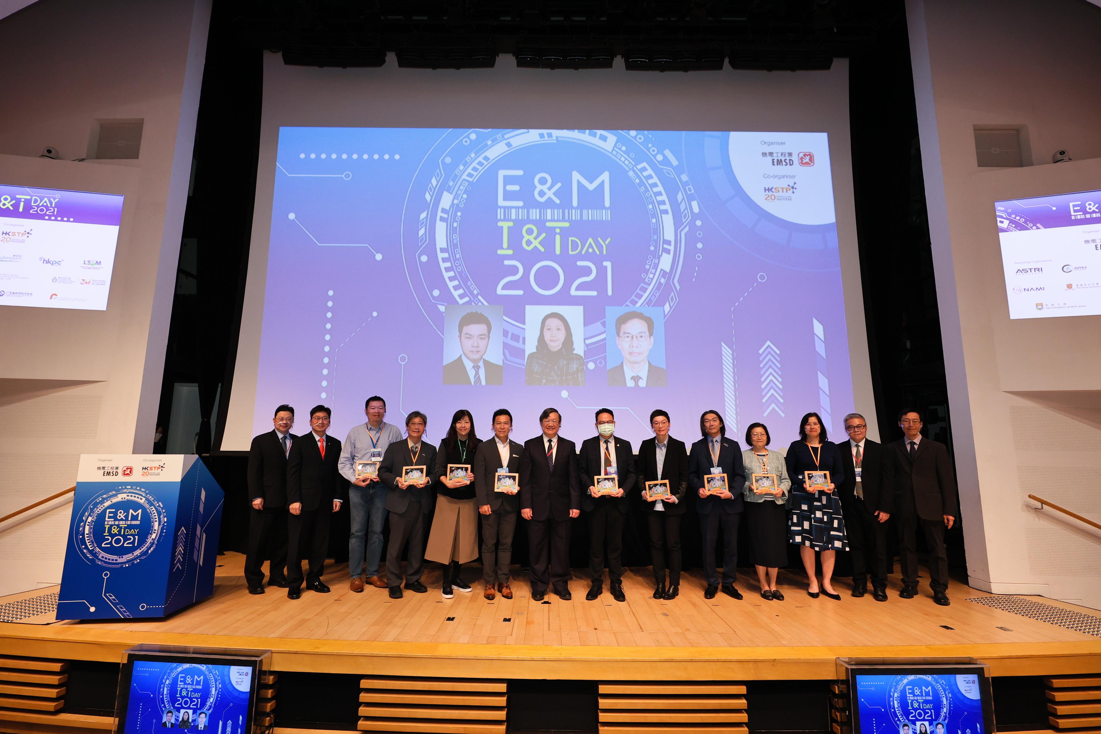 The "E&M I&T Day 2021" organised by the Electrical and Mechanical Services Department and co-organised by the Hong Kong Science and Technology Parks Corporation, has concluded successfully today (December 8). The Director of Electrical and Mechanical Services, Mr Eric Pang (seventh left), expressed gratitude to the co-organiser and the supporting organisations.