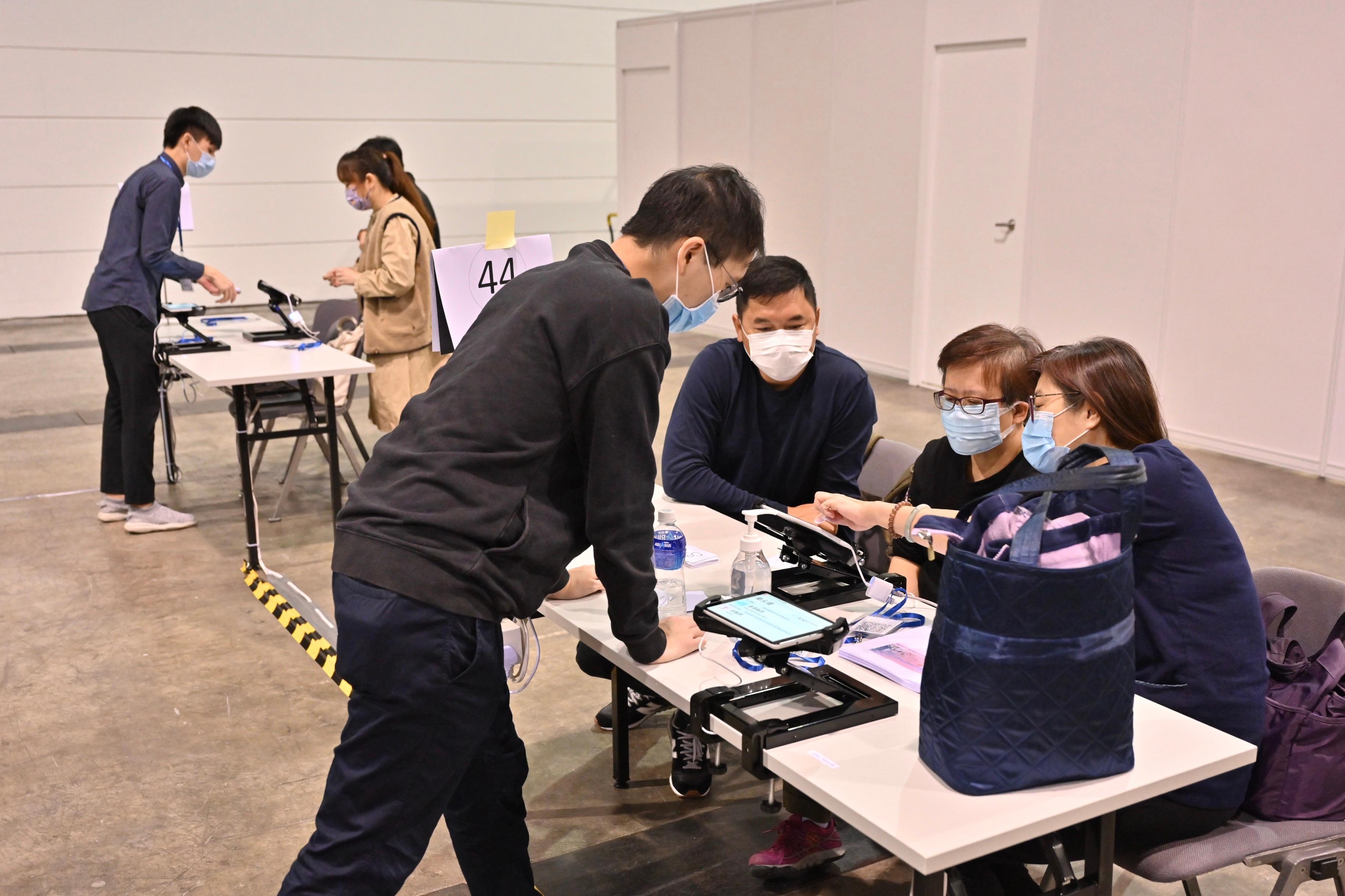 The 2021 Legislative Council General Election will be held on December 19. The Registration and Electoral Office organised a total of 20 hands-on practice sessions on the Electronic Poll Register system for over 10 000 polling staff. Photo shows polling staff learning to operate the system.