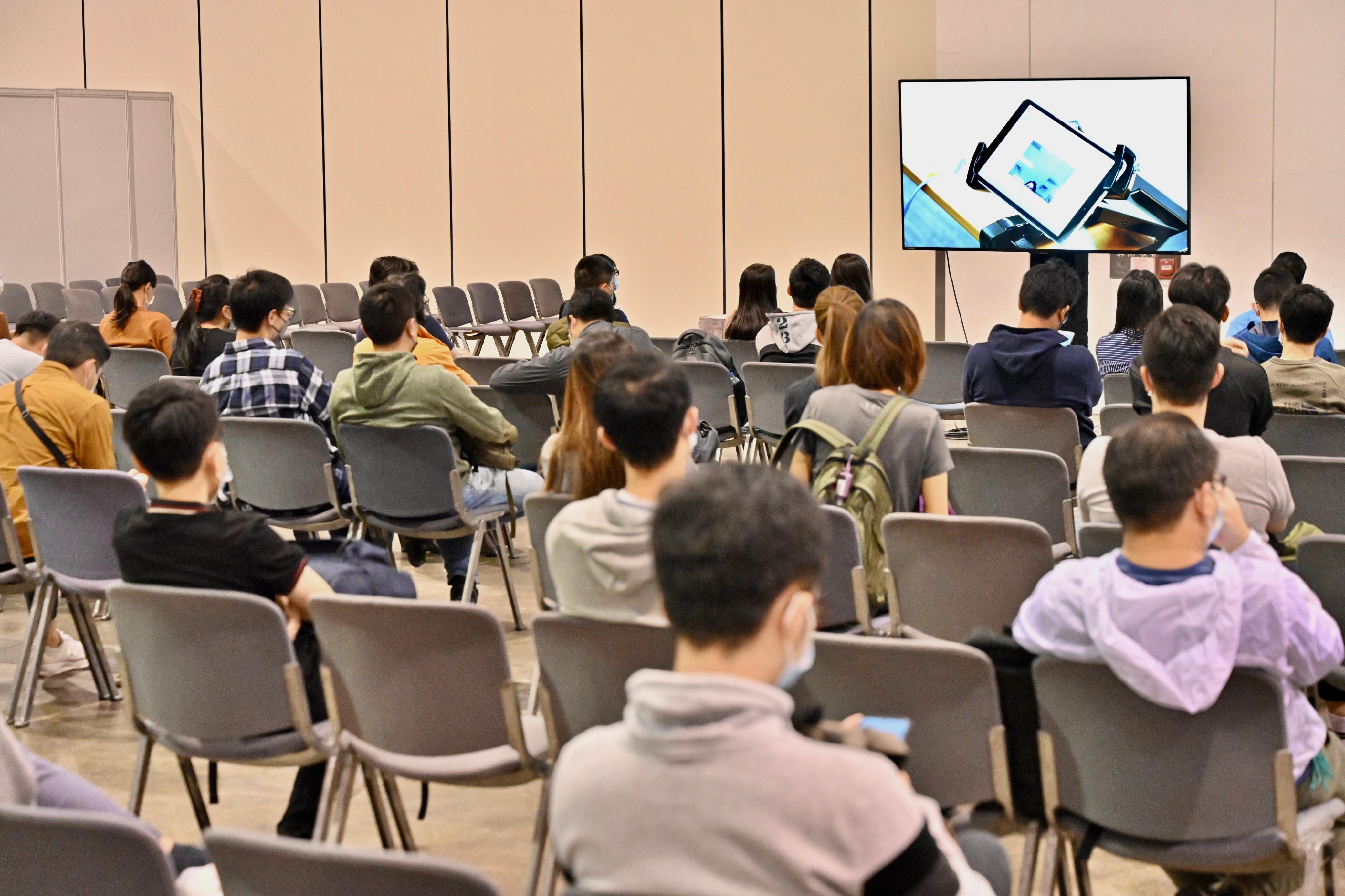 The 2021 Legislative Council General Election will be held on December 19. The Registration and Electoral Office organised a total of 20 hands-on practice sessions on the Electronic Poll Register system for over 10 000 polling staff. Photo shows polling staff watching the demonstration video.