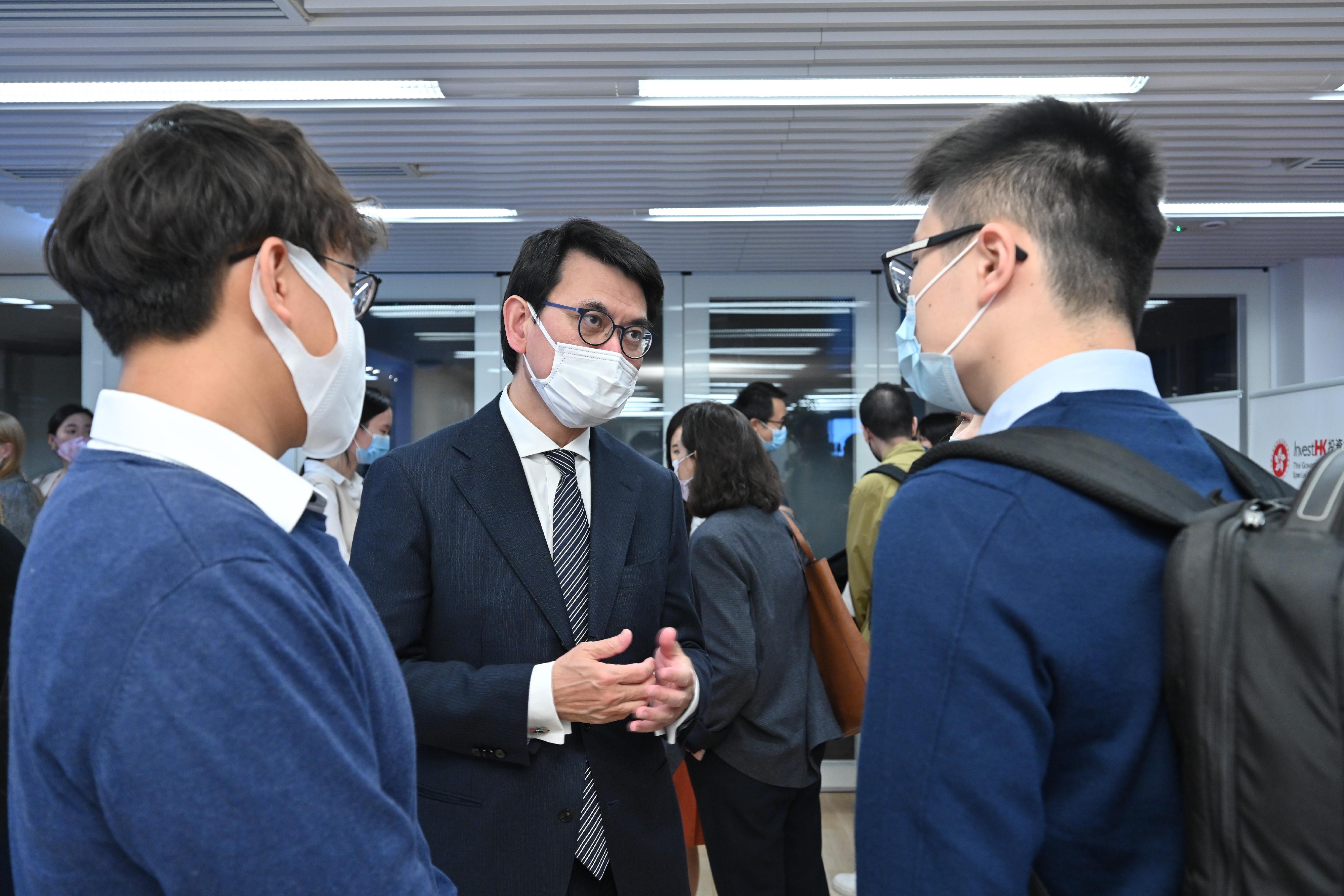 The Secretary for Commerce and Economic Development, Mr Edward Yau, met the participating companies and employees of the Future International Talent programme today (December 10). Photo shows Mr Yau (centre) chatting with participants at the meeting.
