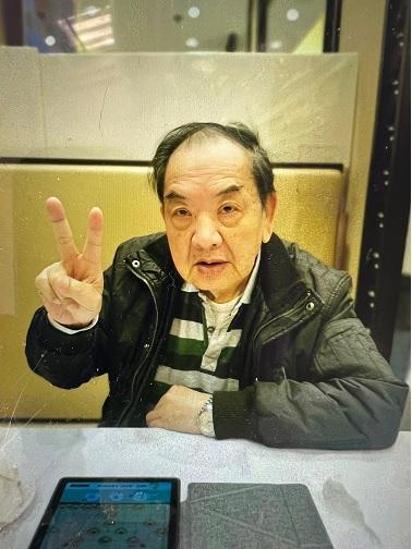 Man Ping-leung, aged 78, is about 1.8 metres tall, 80 kilograms in weight and of medium build. He has a round face with yellow complexion and short black and white hair. He was last seen wearing a black jacket, striped polo shirt, grey trousers, black shoes and carrying a black recycle bag.