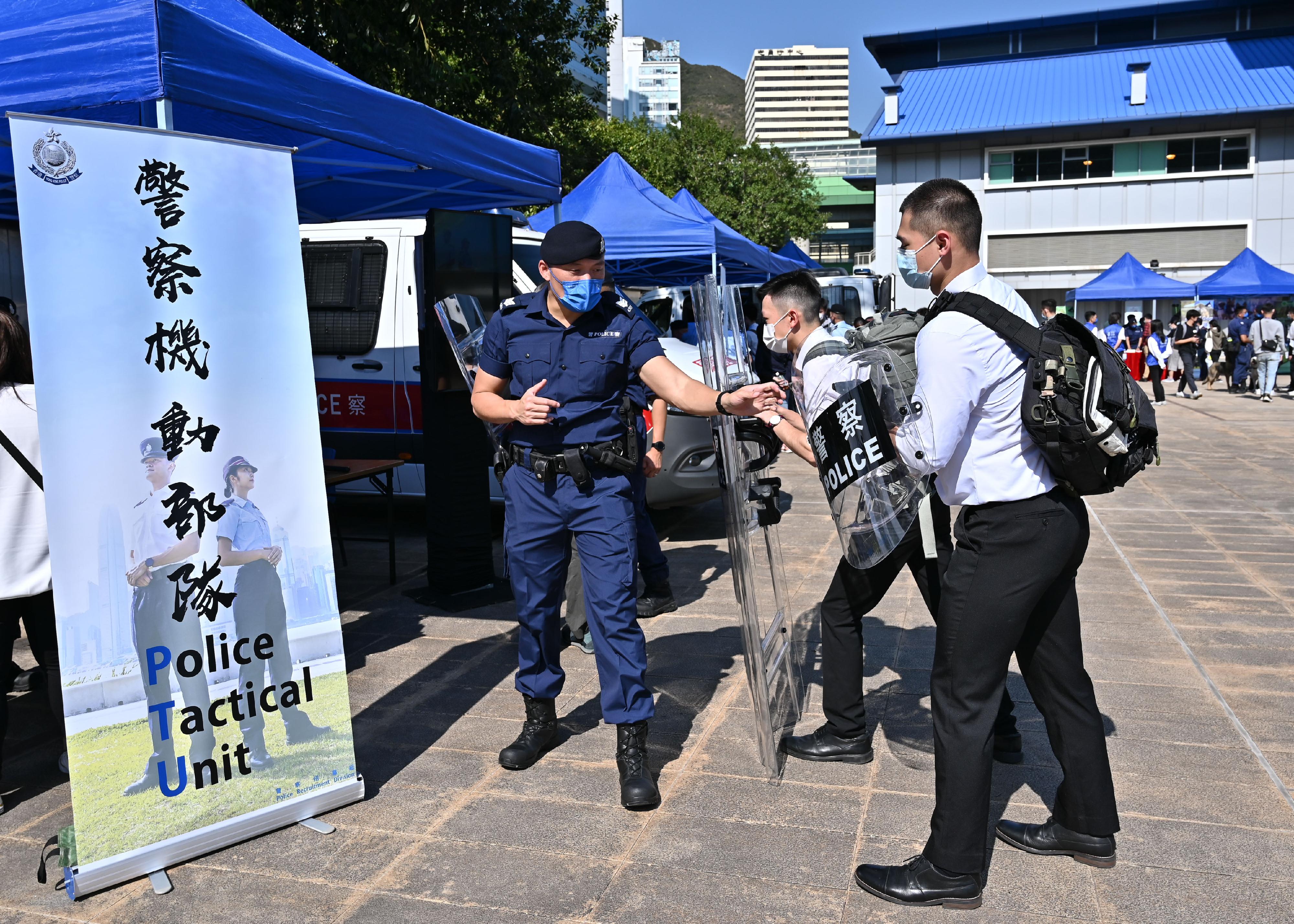 The Hong Kong Police Force today (December 12) held the Police Recruitment Experience and Assessment Day at the Hong Kong Police College. Photo shows an officer from the Police Tactical Unit introducing his team's work to participants.