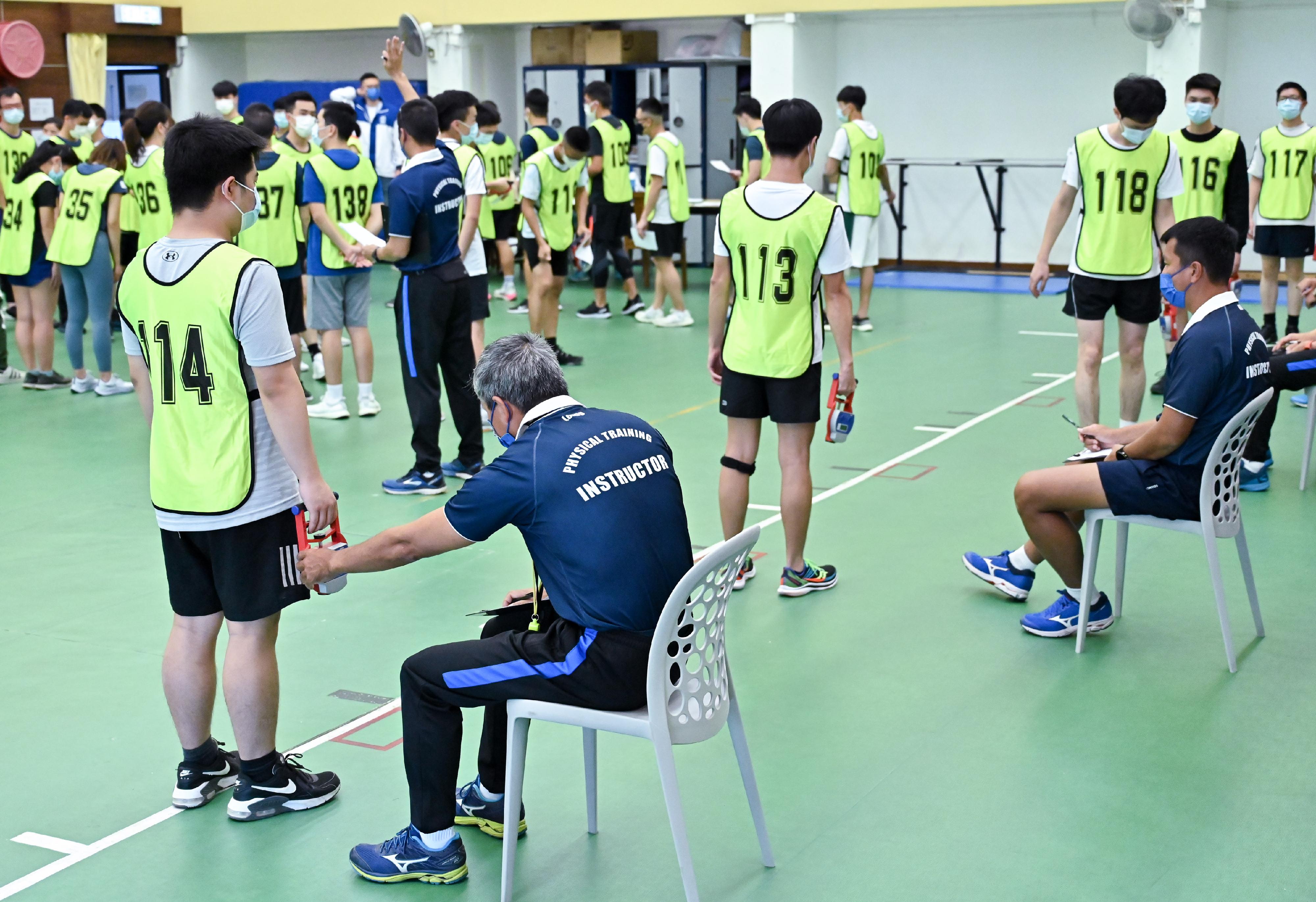 警隊今日（十二月十二日）在香港警察學院舉辦「警察招募‧體驗日」。圖示參加者親身體驗入職體能測試。