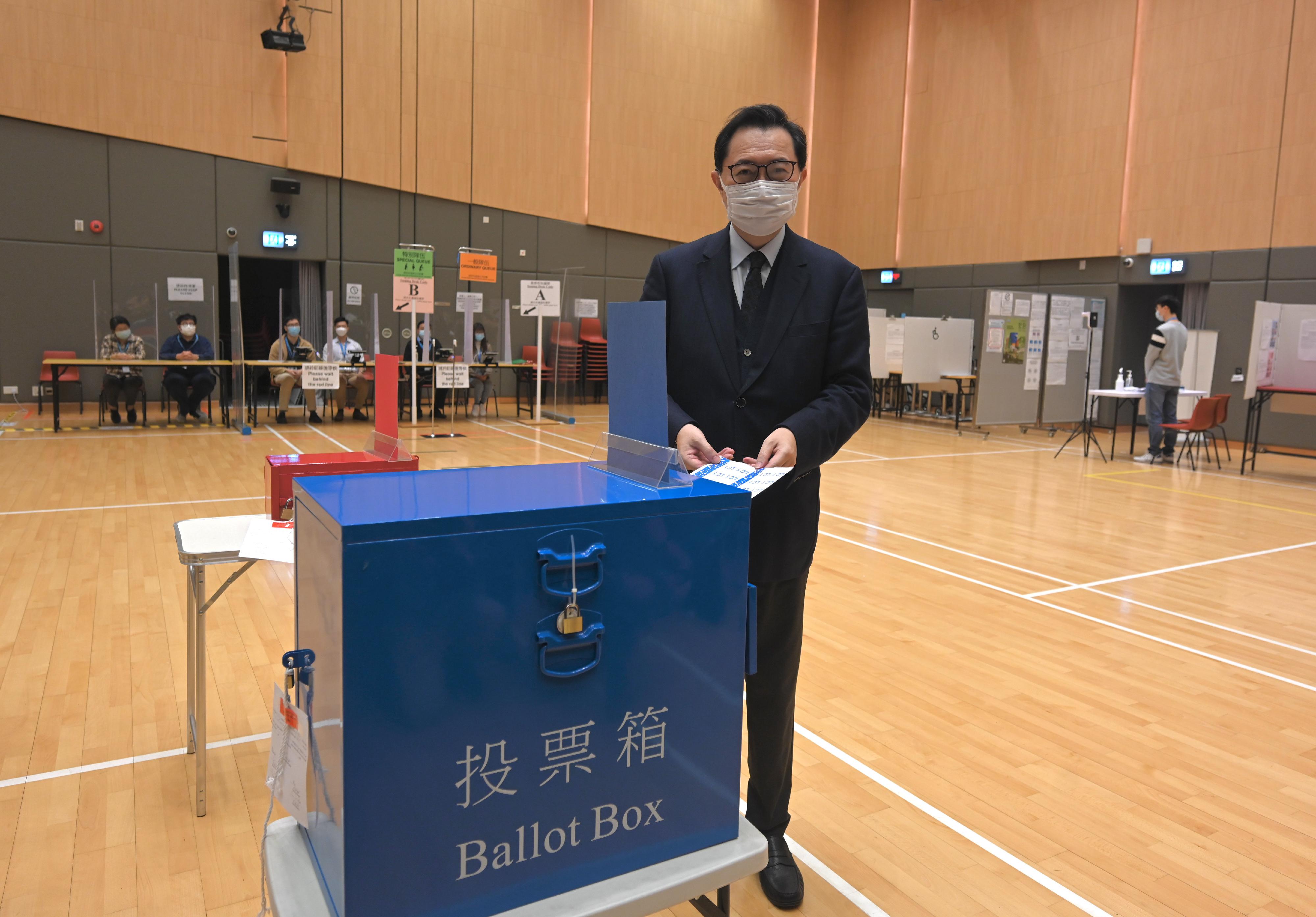 The Chairman of the Electoral Affairs Commission, Mr Justice Barnabas Fung Wah, demonstrates the proper procedure to cast votes in the Legislative Council General Election during his visit to a mock polling station at the North Point Community Hall today (December 14).