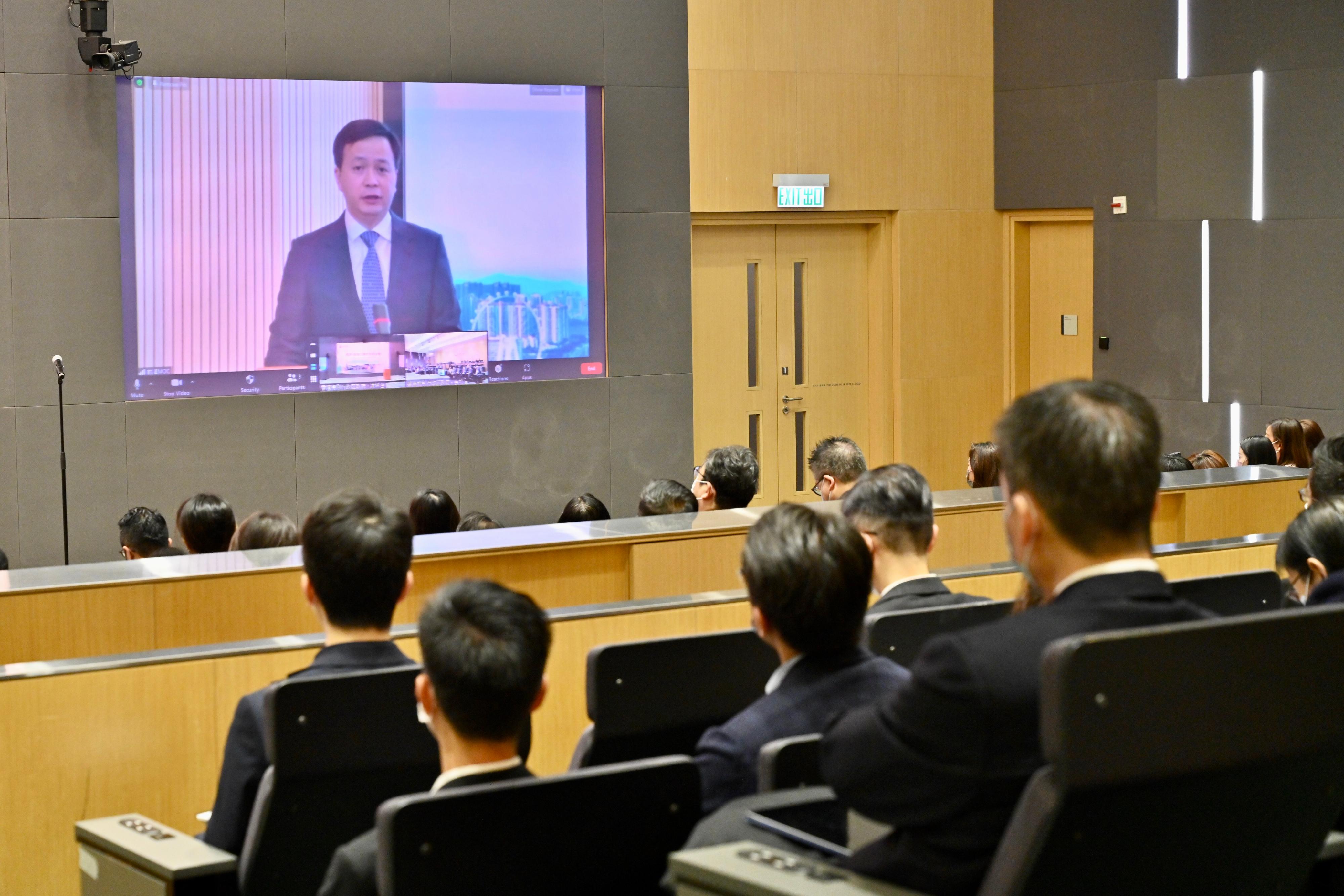 Deputy Executive Director-general of the Qianhai Authority Mr Huang Xiaopeng today (December 15) delivers a speech at the Hong Kong-Qianhai Financial Cooperation Seminar jointly held by the Financial Services and the Treasury Bureau and the Qianhai Authority.
