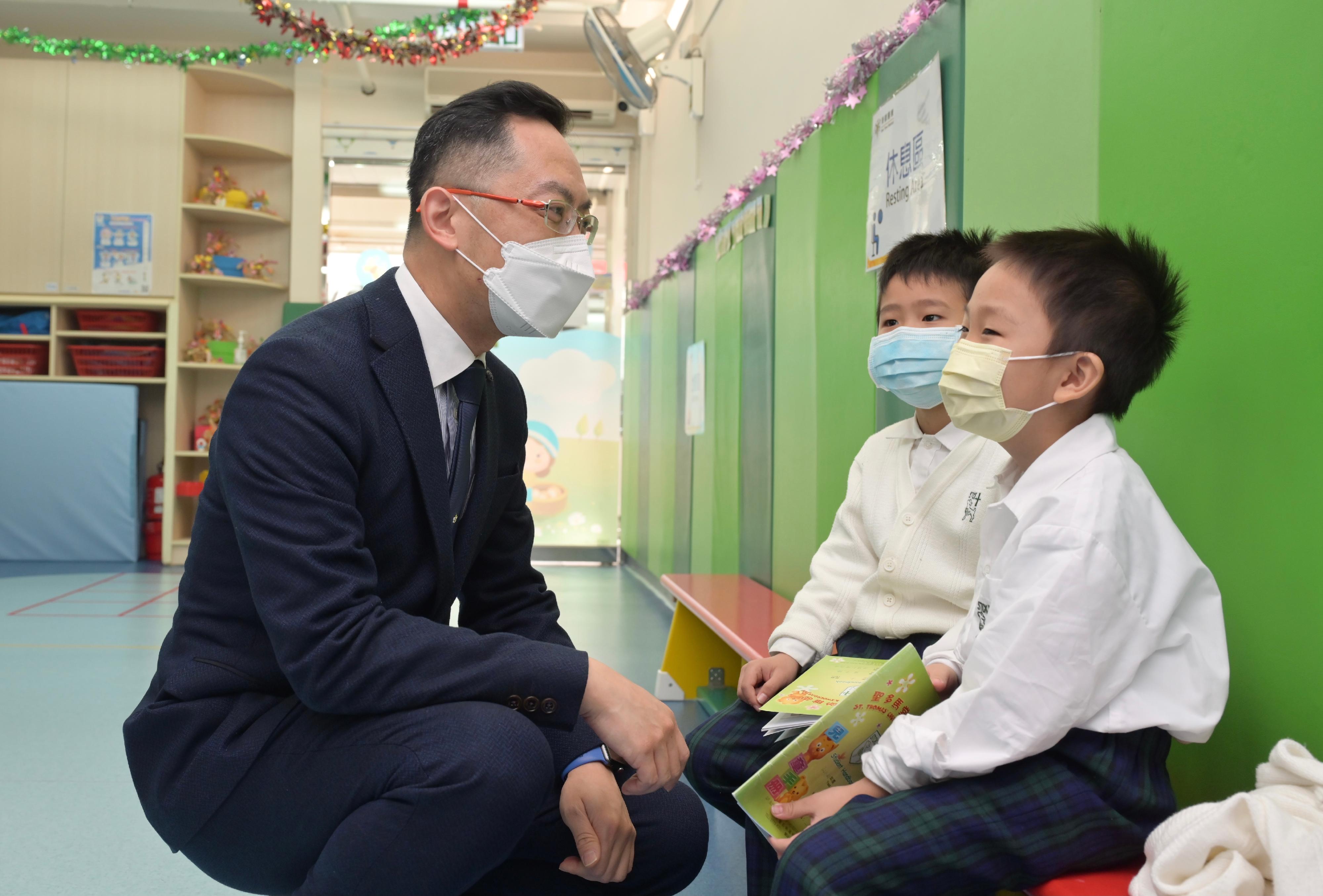The Director of Health, Dr Ronald Lam, and the Controller of the Centre for Health Protection of the Department of Health, Dr Edwin Tsui, this morning (December 15) visited St Thomas' Church Kindergarten in Shek Kip Mei to view the implementation of the school outreach seasonal influenza vaccination service. Photo shows Dr Lam (left) chatting with pupils who have just been vaccinated.