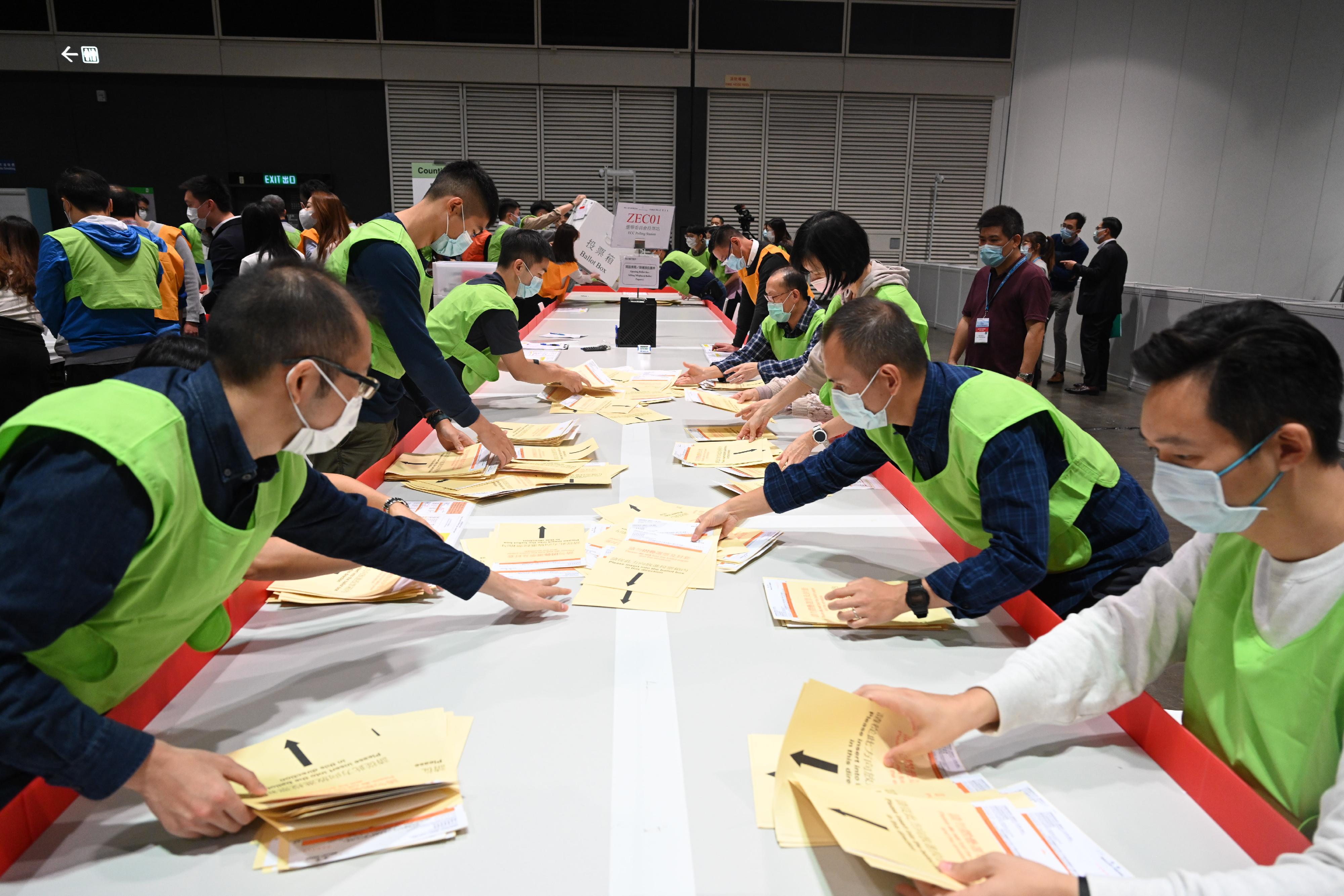 The Chairman of the Electoral Affairs Commission, Mr Justice Barnabas Fung Wah, visited the central counting station of the 2021 Legislative Council General Election at the Hong Kong Convention and Exhibition Centre and inspected the training sessions with practical sessions and simulated activities for counting staff. Photo shows staff in a simulation of sifting misplaced geographical constituency and functional constituency ballot papers.
