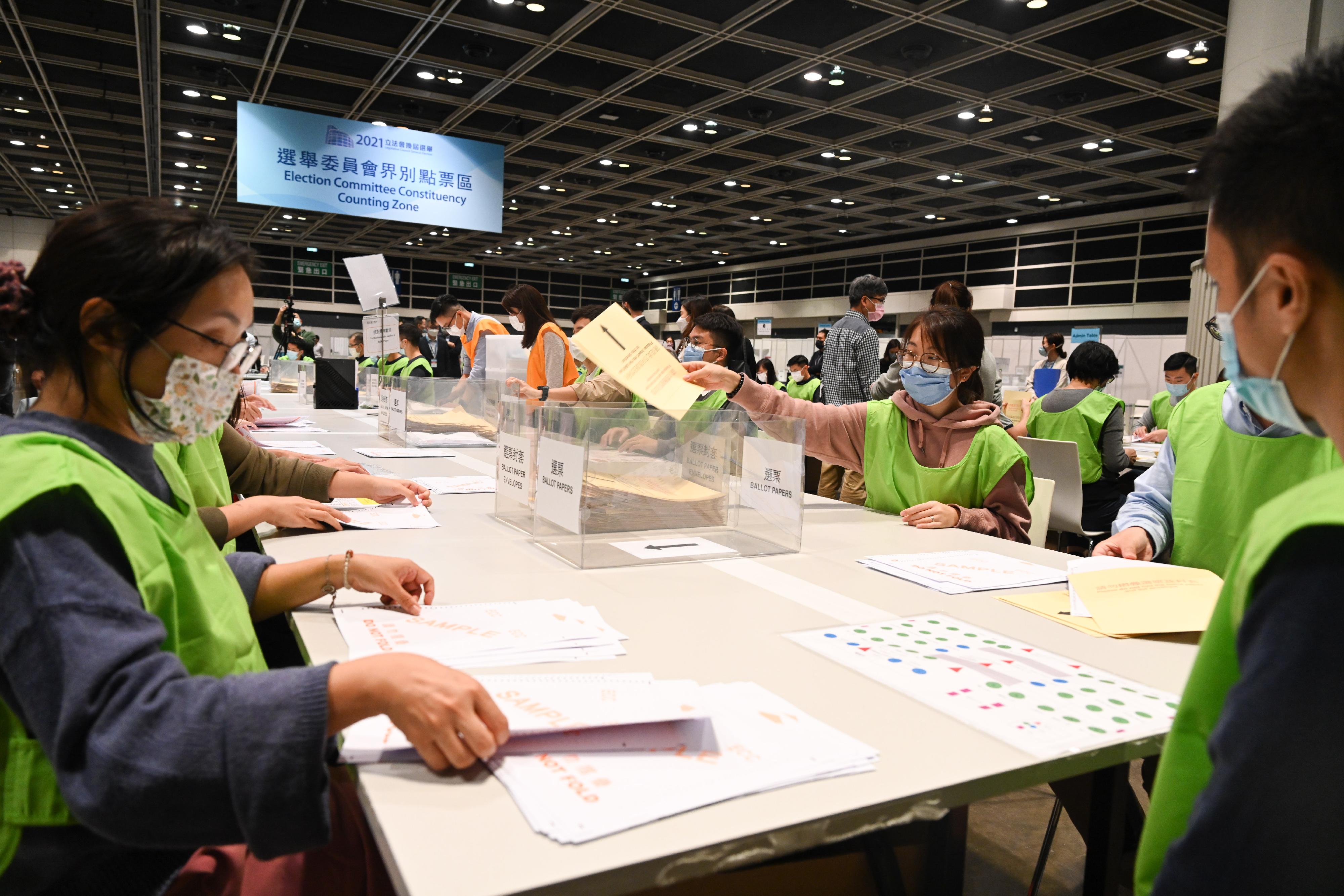 The Chairman of the Electoral Affairs Commission, Mr Justice Barnabas Fung Wah, visited the central counting station of the 2021 Legislative Council General Election at the Hong Kong Convention and Exhibition Centre and inspected the training sessions with practical sessions and simulated activities for counting staff. Photo shows staff in a simulation of taking out the ballot papers of the Election Committee constituency from the envelopes.