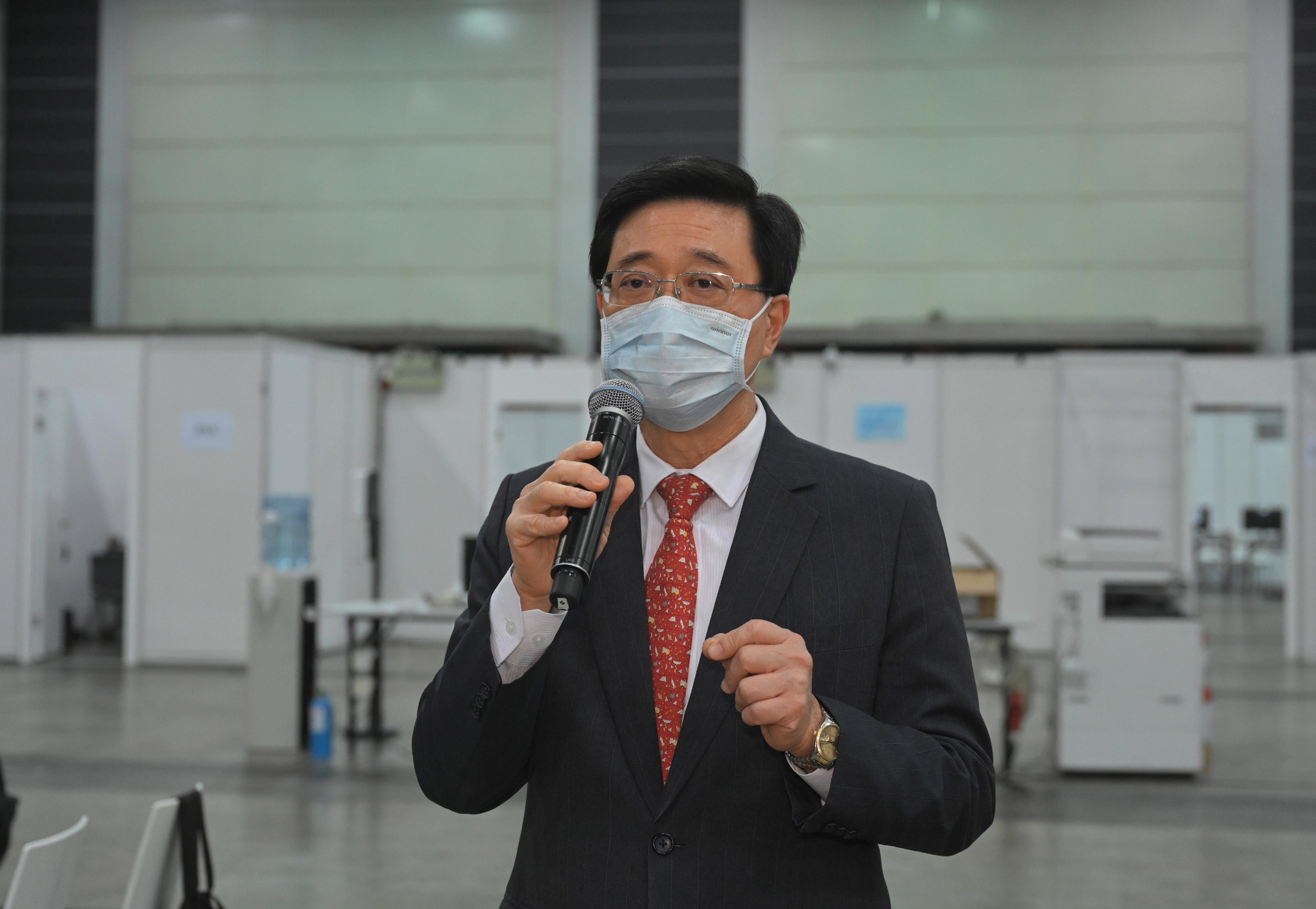 The Chief Secretary for Administration, Mr John Lee, visited the Hong Kong Convention and Exhibition Centre today (December 17) to inspect the preparatory work progress of the central counting station for the Legislative Council General Election. Photo shows Mr Lee showing support for the electoral staff and calling on them to devote themselves to running the upcoming election.