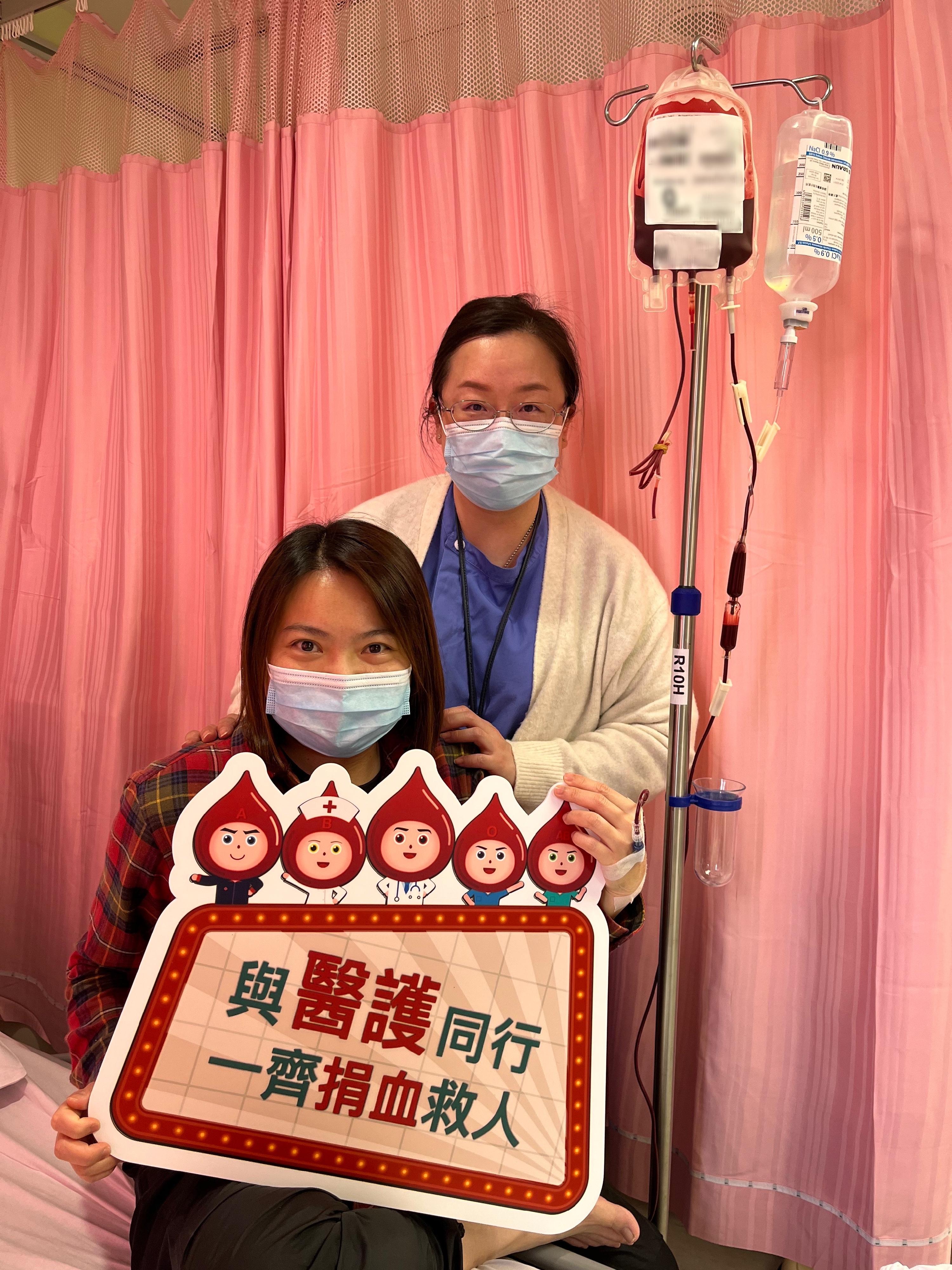 香港紅十字會輸血服務中心今日（十二月十七日）呼籲市民在聖誕及新年假期捐血。圖示重型地中海貧血症患者家慧（化名）（前）到醫院接受輸血治療，她對所有捐血者表示感謝。