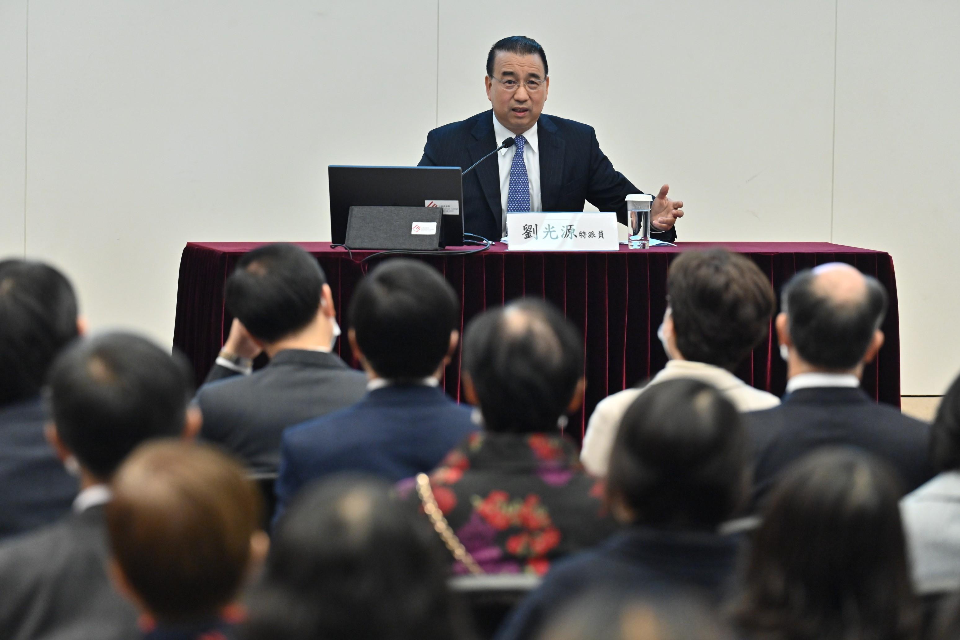 The Civil Service College today (December 17) held a thematic briefing session on "International Landscape and China's Foreign Relations in 2021" jointly with the Office of the Commissioner of the Ministry of Foreign Affairs in the Hong Kong Special Administrative Region (HKSAR). Photo shows the Commissioner of the Ministry of Foreign Affairs in the HKSAR, Mr Liu Guangyuan, delivering the briefing.