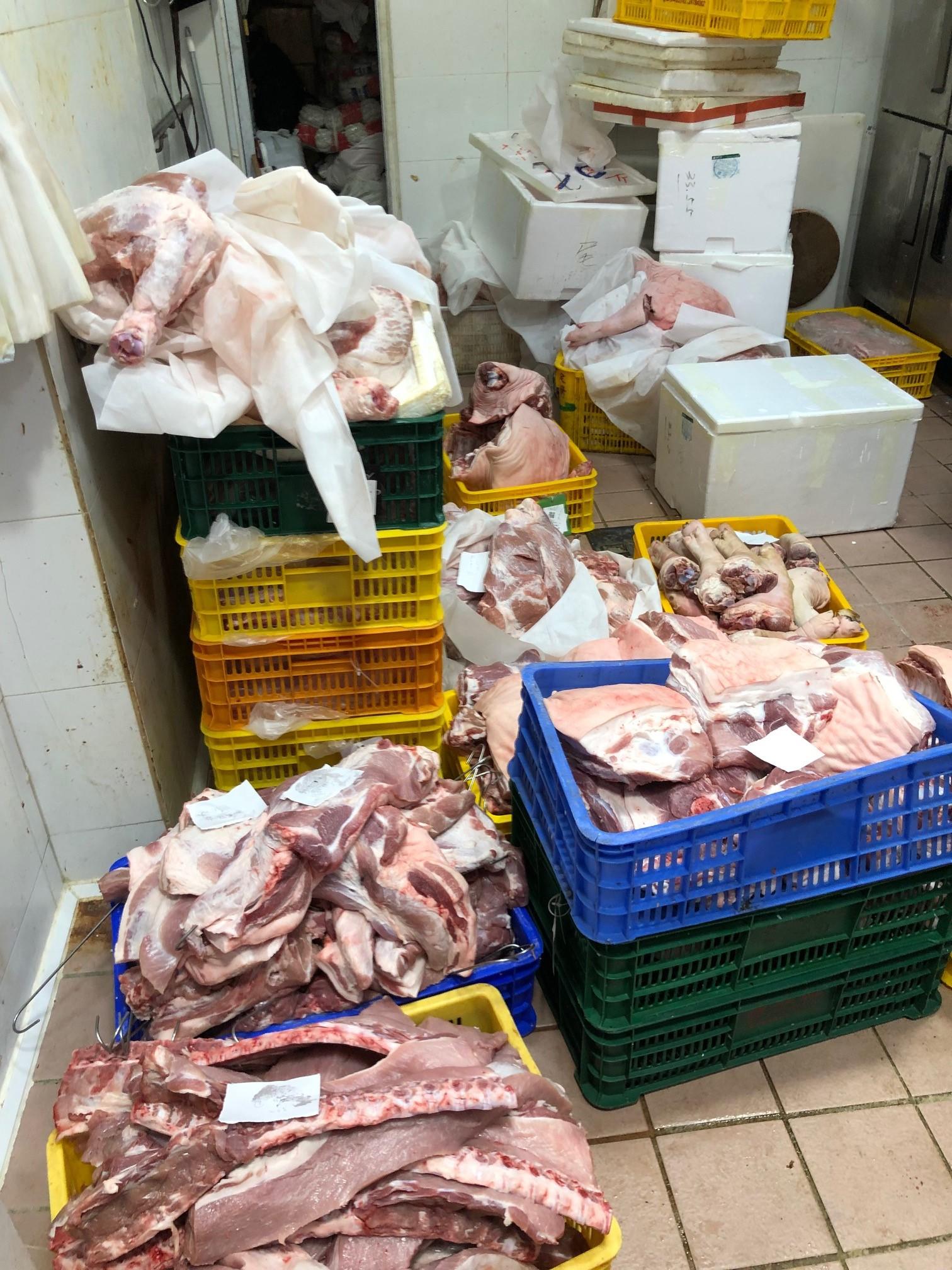 The Food and Environmental Hygiene Department has raided a licensed fresh provision shop in Chun Yeung Street, North Point, suspected of selling chilled meat or frozen meat as fresh meat in a blitz operation this morning (December 17). Photo shows the meat seized during the operation.