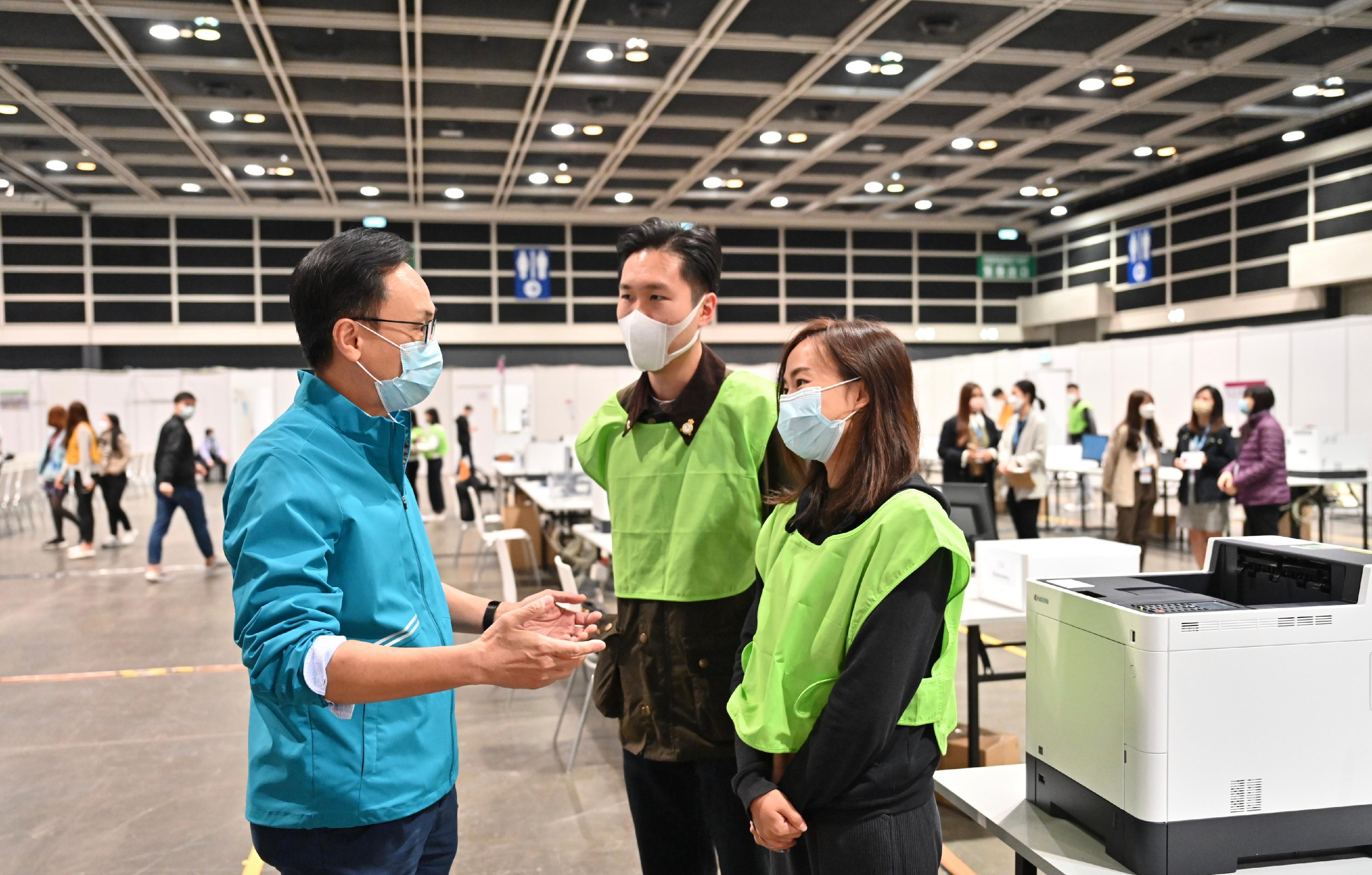 The Secretary for the Civil Service, Mr Patrick Nip (left), visited the polling station and the counting station at the Hong Kong Convention and Exhibition Centre today (December 18) to give his support to civil service colleagues who are busy making preparations for the election. He said it is also an obligatory duty and important mission for colleagues to undertake electoral tasks.