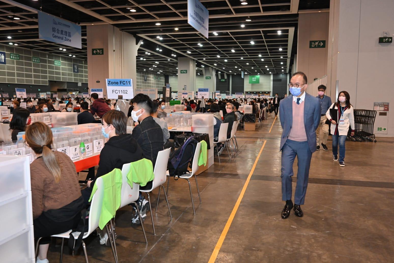 The Secretary for Constitutional and Mainland Affairs, Mr Erick Tsang Kwok-wai, today (December 18) visited the central counting station and Election Committee constituency polling station at the Hong Kong Convention and Exhibition Centre. Photo shows Mr Tsang observing the counting rehearsals by electoral staff at the central counting station.