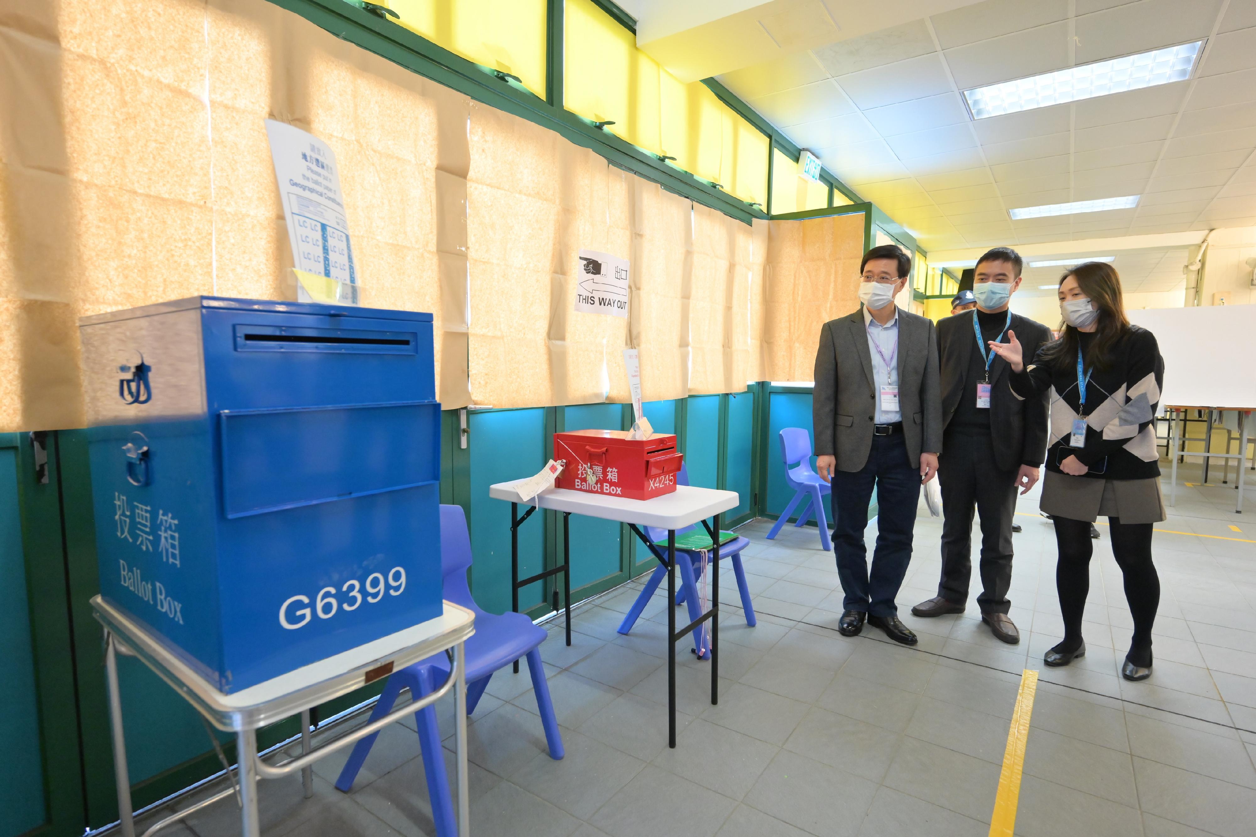 政務司司長李家超（左一）今日（十二月十九日）下午巡視路德會沙崙學校投票站。
