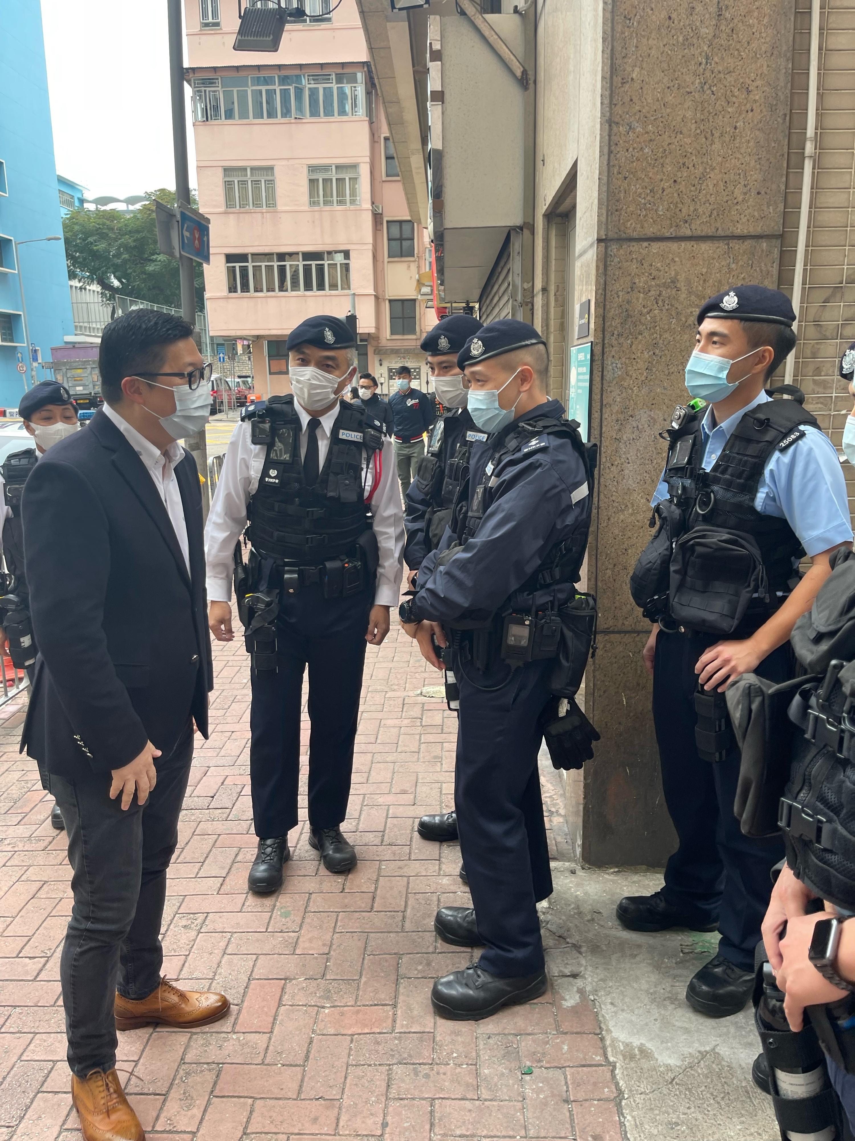 The 2021 Legislative Council General Election is held today (December 19). The Secretary for Security, Mr Tang Ping-keung, cast his vote at a polling station in To Kwa Wan this morning. Photo shows Mr Tang, after casting his vote, chatting with the Police officers there to learn more about the situation this morning.
