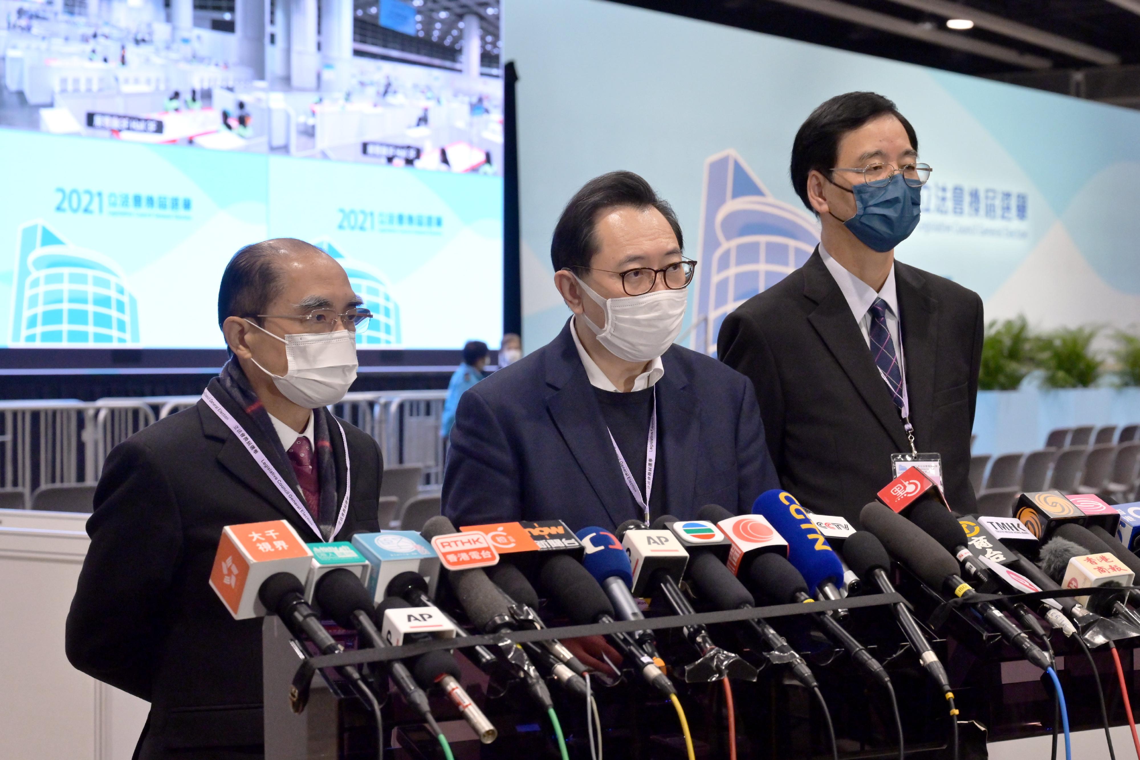 The Chairman of the Electoral Affairs Commission (EAC), Mr Justice Barnabas Fung Wah (centre), meets the media today (December 20) at the media centre of the 2021 Legislative Council General Election in the Hong Kong Convention and Exhibition Centre to conclude the polling arrangements. Also present are EAC members Mr Arthur Luk, SC (left) and Professor Daniel Shek (right).