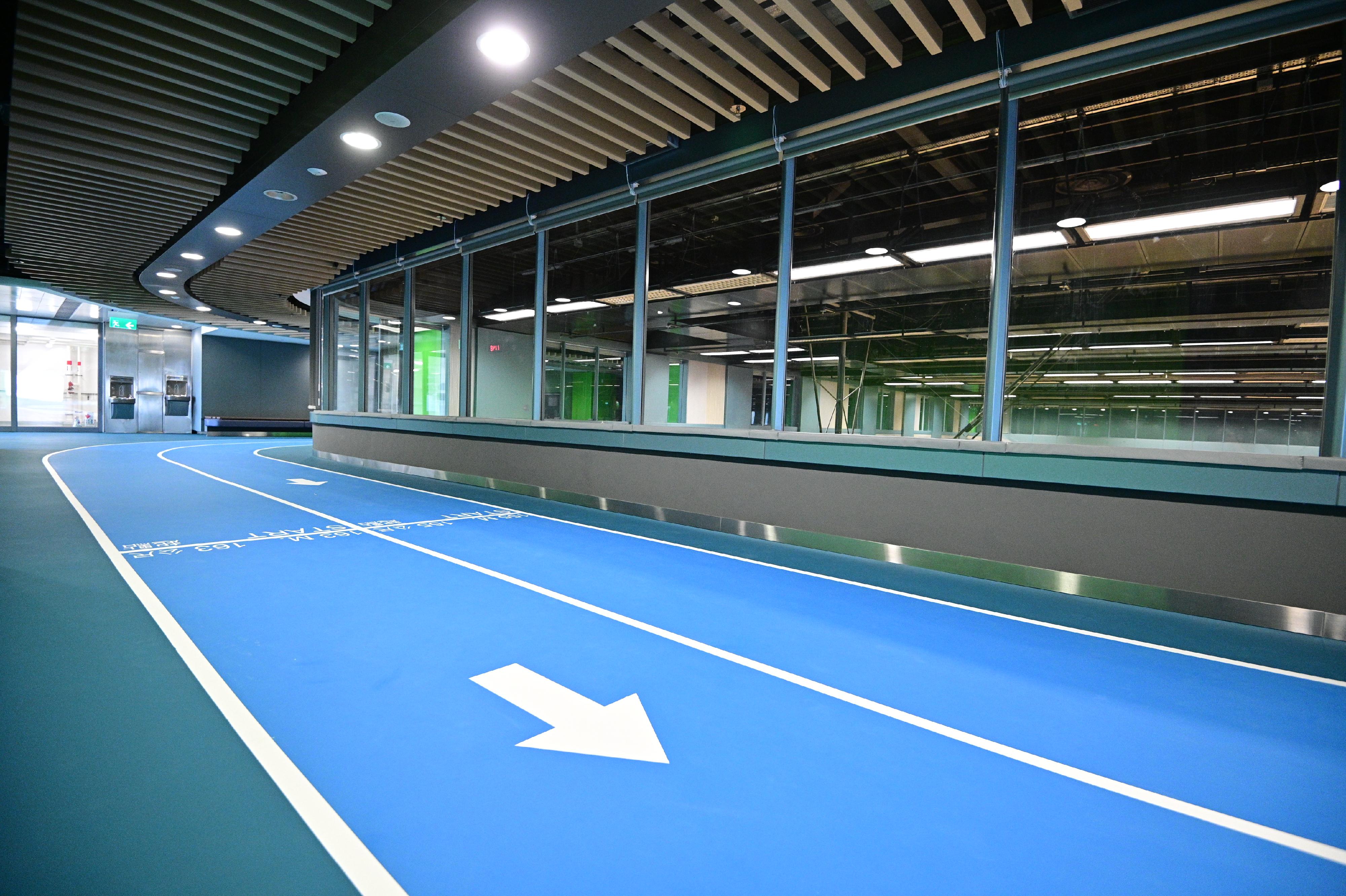 Choi Wing Road Sports Centre, managed by the Leisure and Cultural Services Department, will open for public use on December 29 (Wednesday), providing a wide range of leisure and sports facilities for the residents. Photo shows the indoor jogging track.