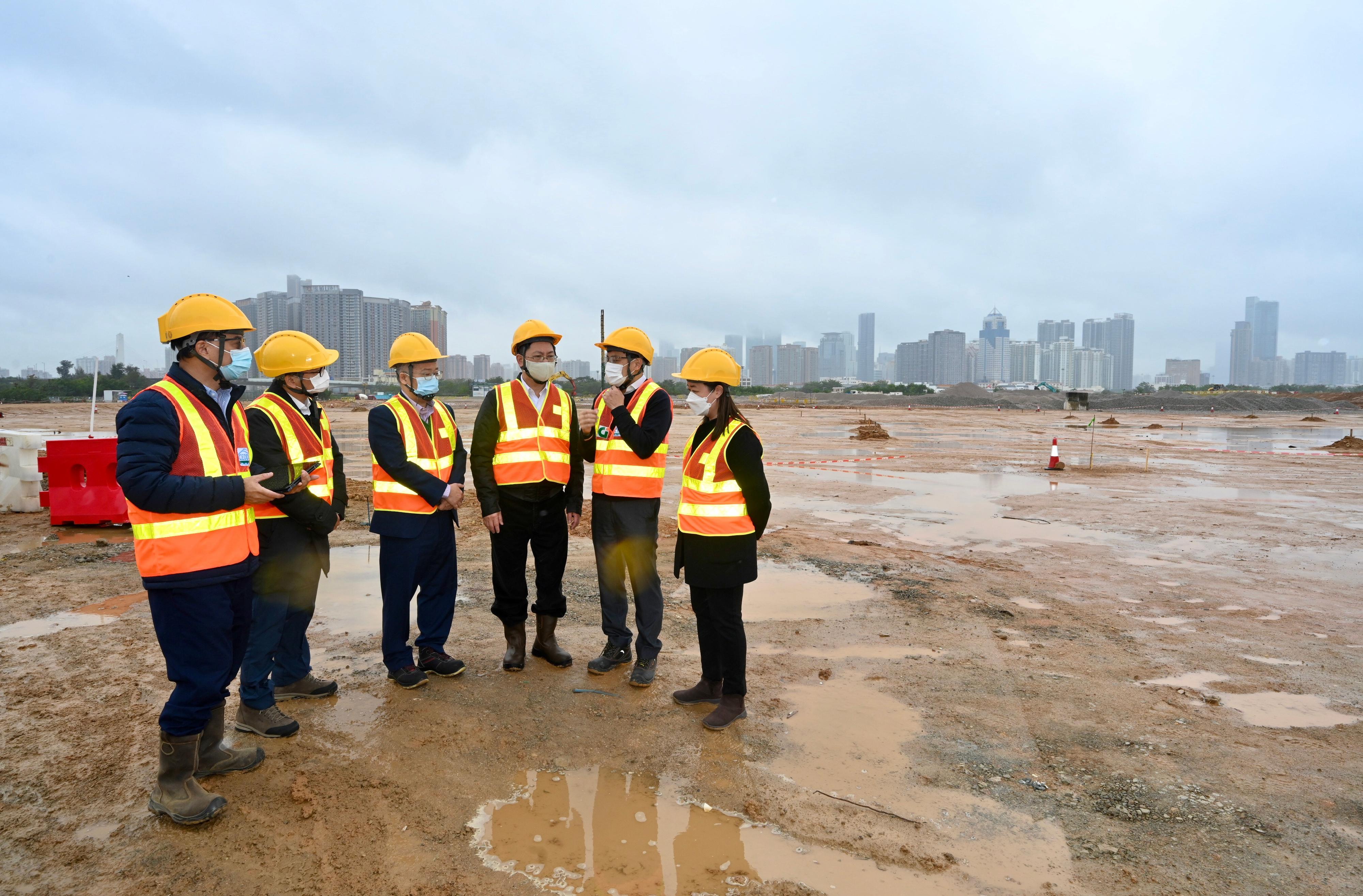 創新及科技局局長薛永恒（右三）今日（十二月二十一日）視察落馬洲河套地區工地。
