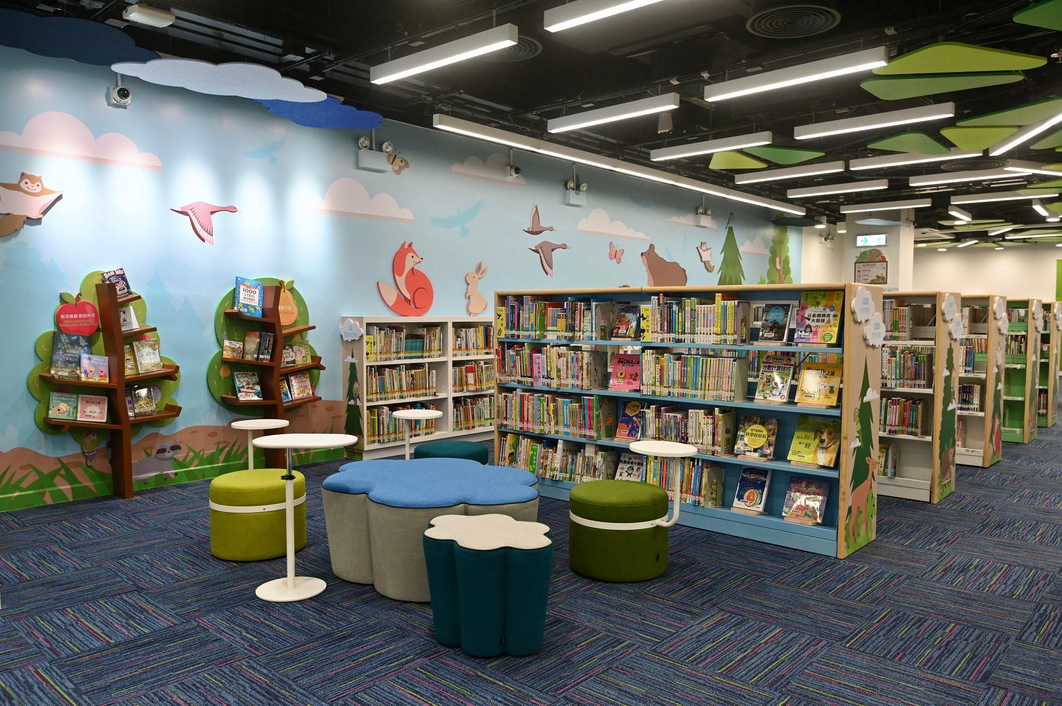 粉嶺南公共圖書館星期二（十二月二十八日）遷往新址，並於同日上午九時起開放。圖示新圖書館內的兒童圖書館。