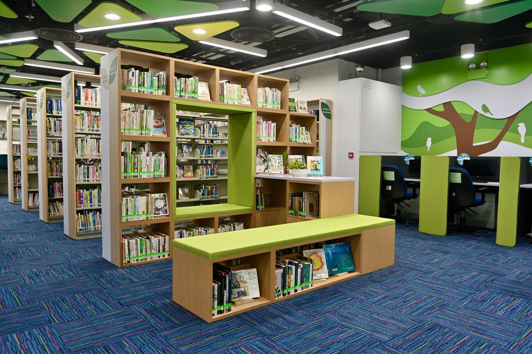 粉岭南公共图书馆星期二（十二月二十八日）迁往新址，并于同日上午九时起开放。图示新图书馆内的成人图书馆。
