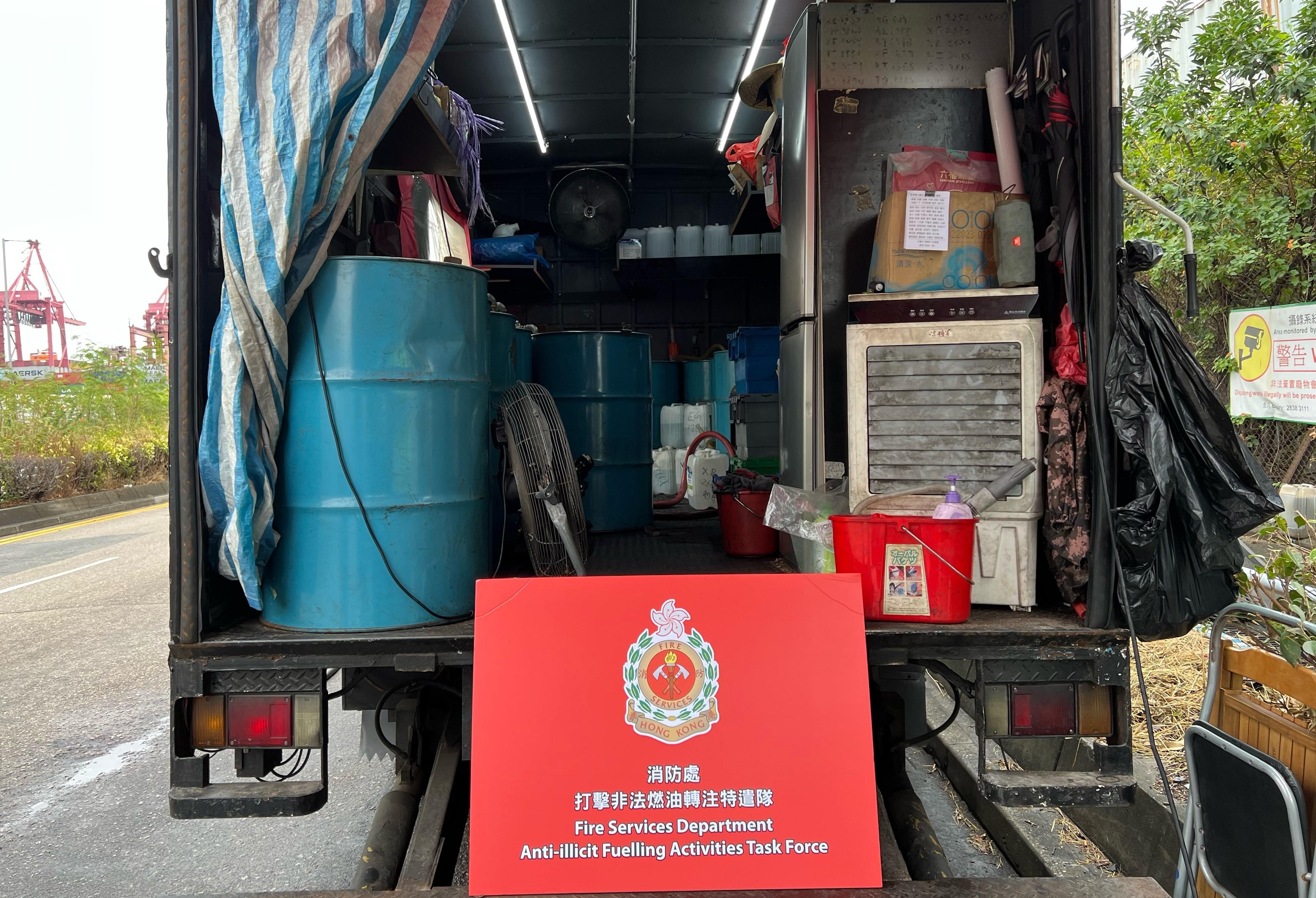 消防处联同警务处及香港海关一连两日（十二月二十一日及二十二日）采取代号名为「冬雷」的全港性联合行动。图示怀疑涉及非法加油活动的轻型货车。