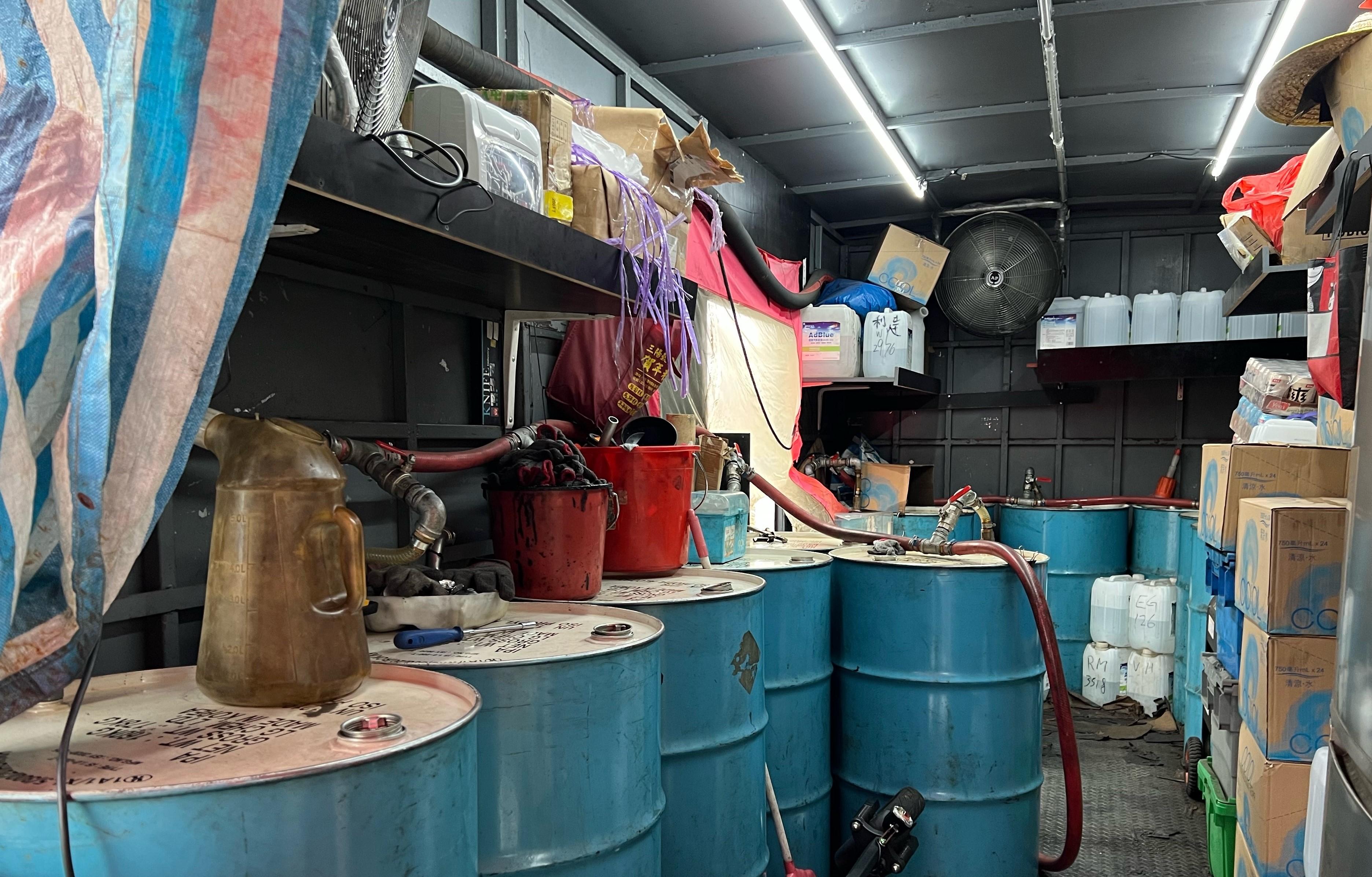 消防处联同警务处及香港海关一连两日（十二月二十一日及二十二日）采取代号名为「冬雷」的全港性联合行动。图示怀疑非法加油站的入油设备及燃油储存桶。