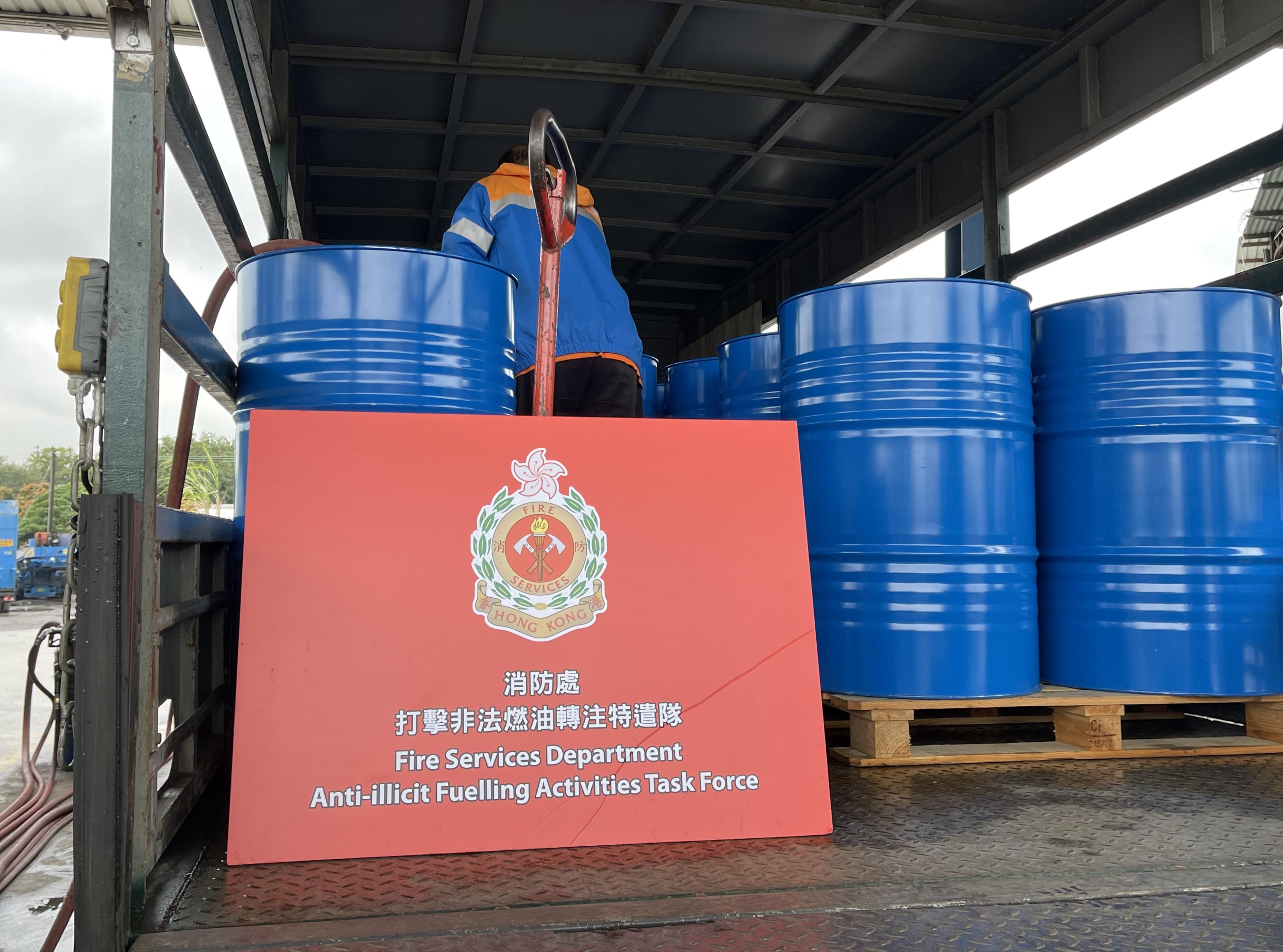 消防處聯同警務處及香港海關一連兩日（十二月二十一日及二十二日）採取代號名為「冬雷」的全港性聯合行動。圖示消防處打擊非法燃油轉注特遣隊在聯合行動中檢獲的柴油。