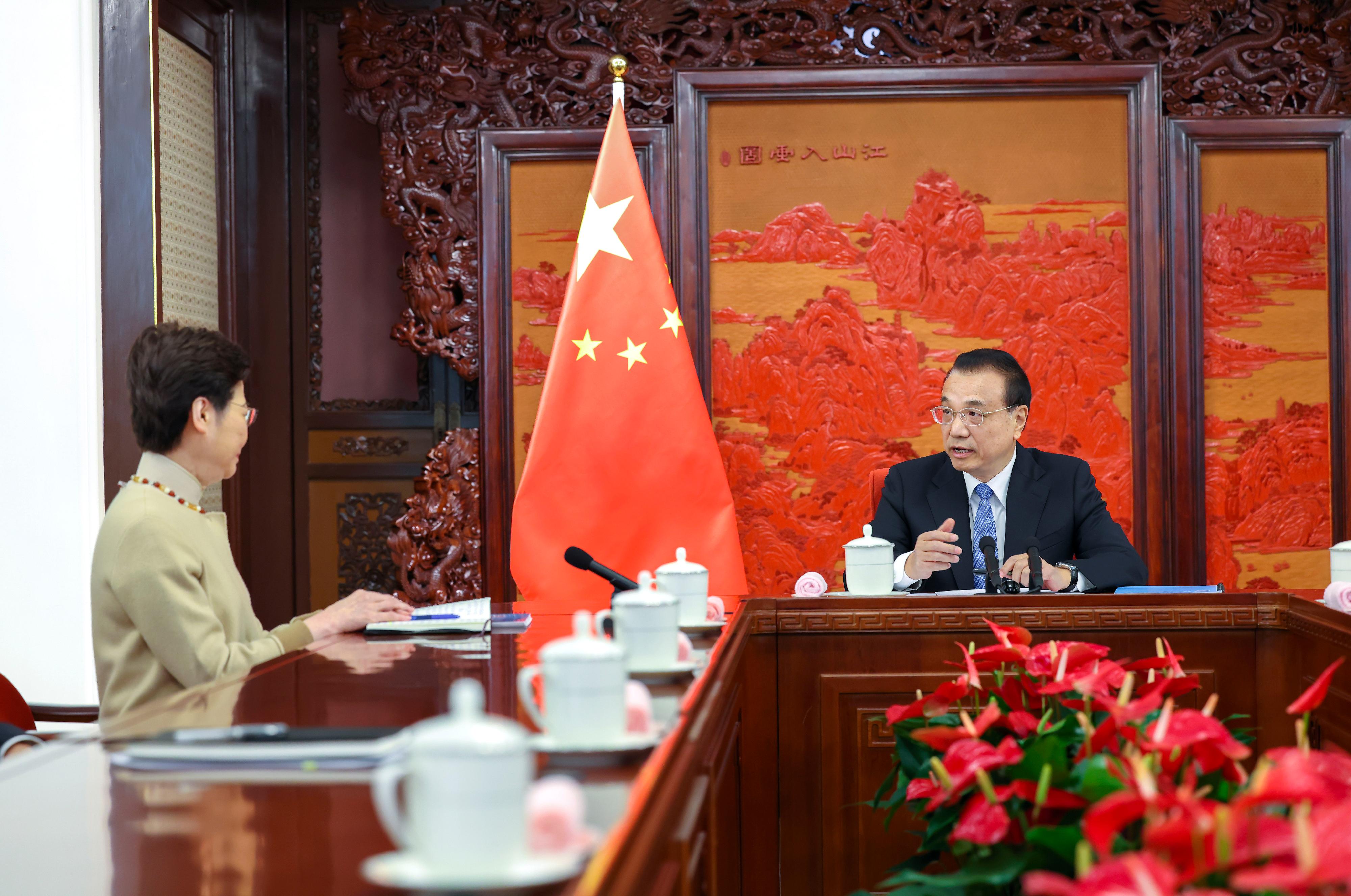行政長官林鄭月娥（左）今日（十二月二十二日）上午在北京向國務院總理李克強述職，匯報香港經濟、社會和政治方面的最新情況。