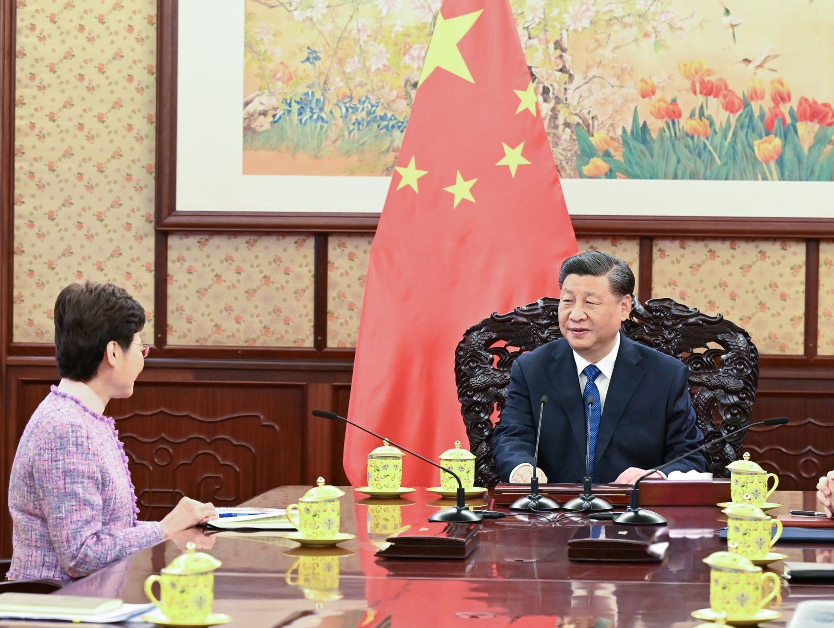 行政長官林鄭月娥（左）今日（十二月二十二日）下午在北京向國家主席習近平述職，匯報香港經濟、社會和政治方面的最新情況。