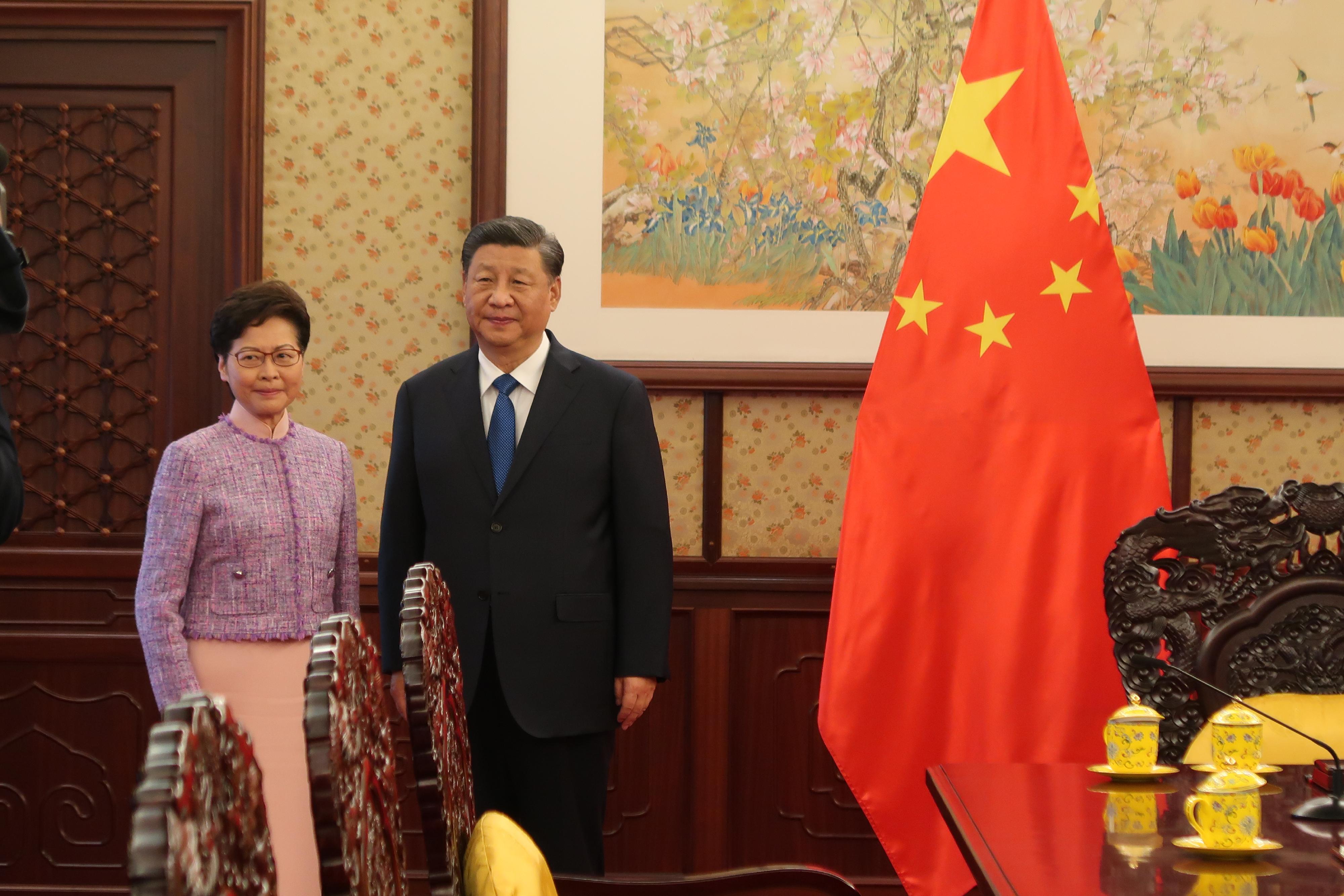 行政長官林鄭月娥（左）今日（十二月二十二日）下午在北京向國家主席習近平述職，匯報香港經濟、社會和政治方面的最新情況。圖示二人在會面前合照。