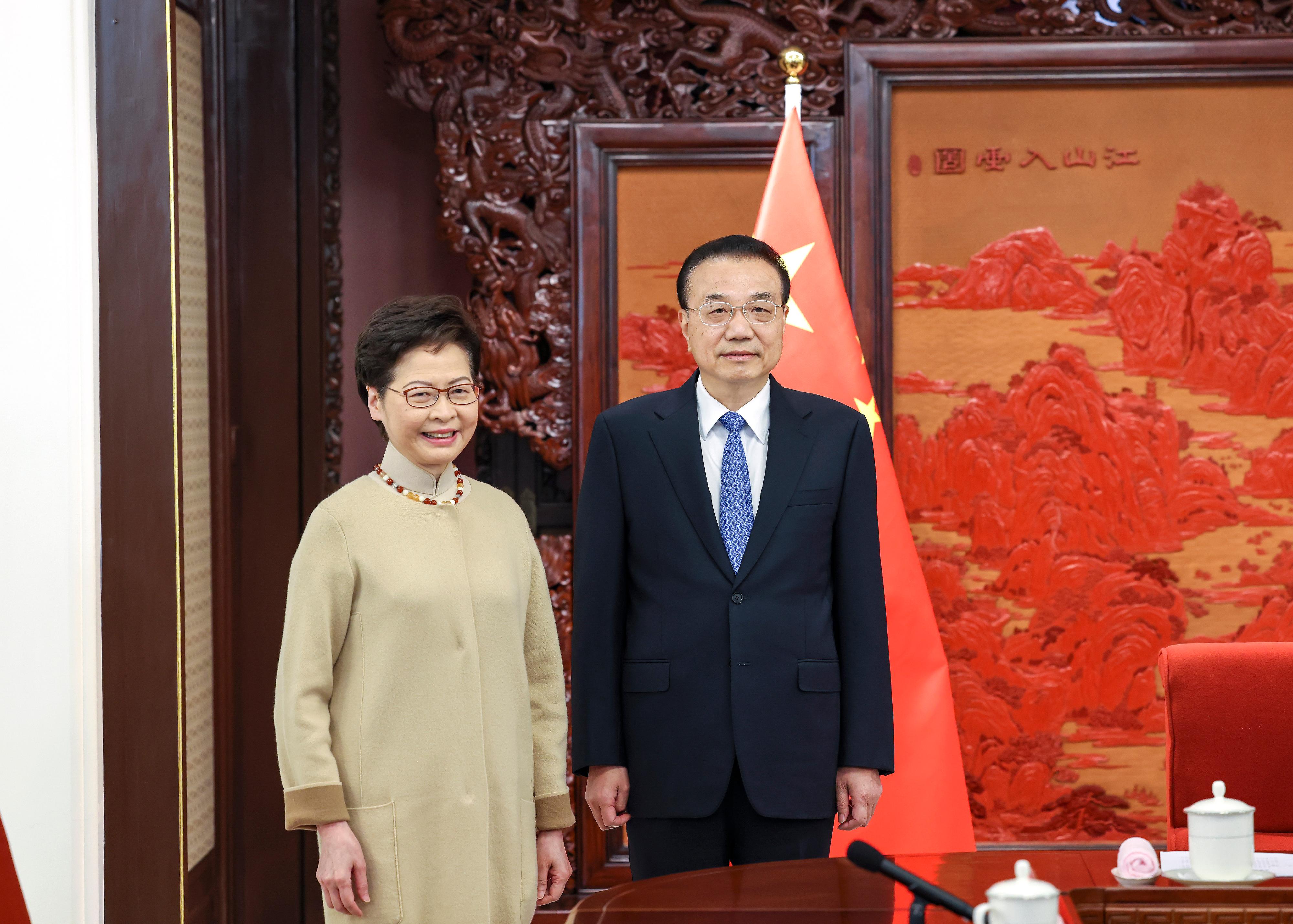 行政長官林鄭月娥（左）今日（十二月二十二日）上午在北京向國務院總理李克強述職，匯報香港經濟、社會和政治方面的最新情況。圖示二人在會面前合照。