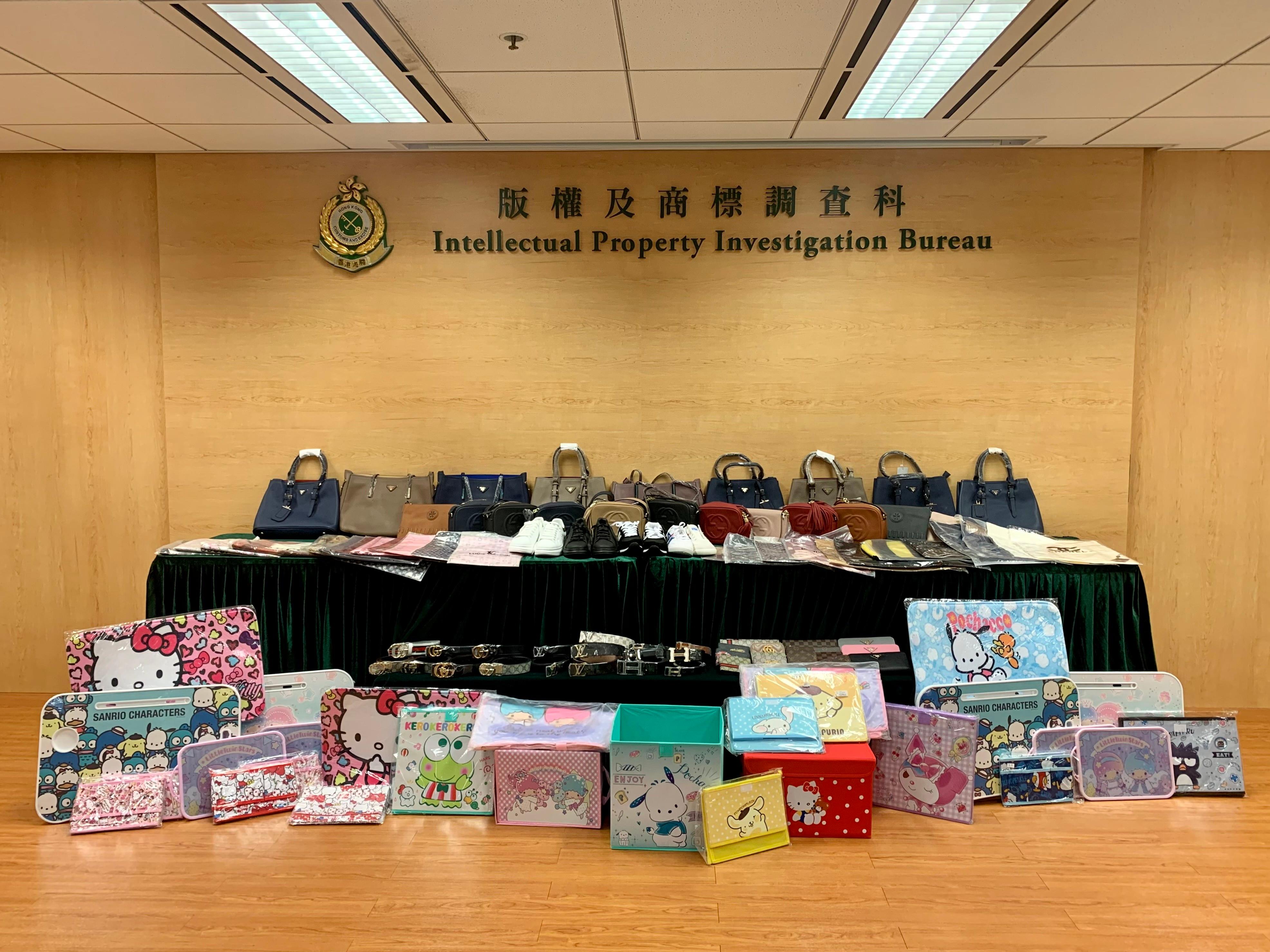 香港海關昨日（十二月二十二日）在旺角採取特別行動，打擊售賣冒牌物品活動，檢獲約四千三百件懷疑冒牌物品，估計市值約二十六萬元。圖示部分檢獲的懷疑冒牌物品。