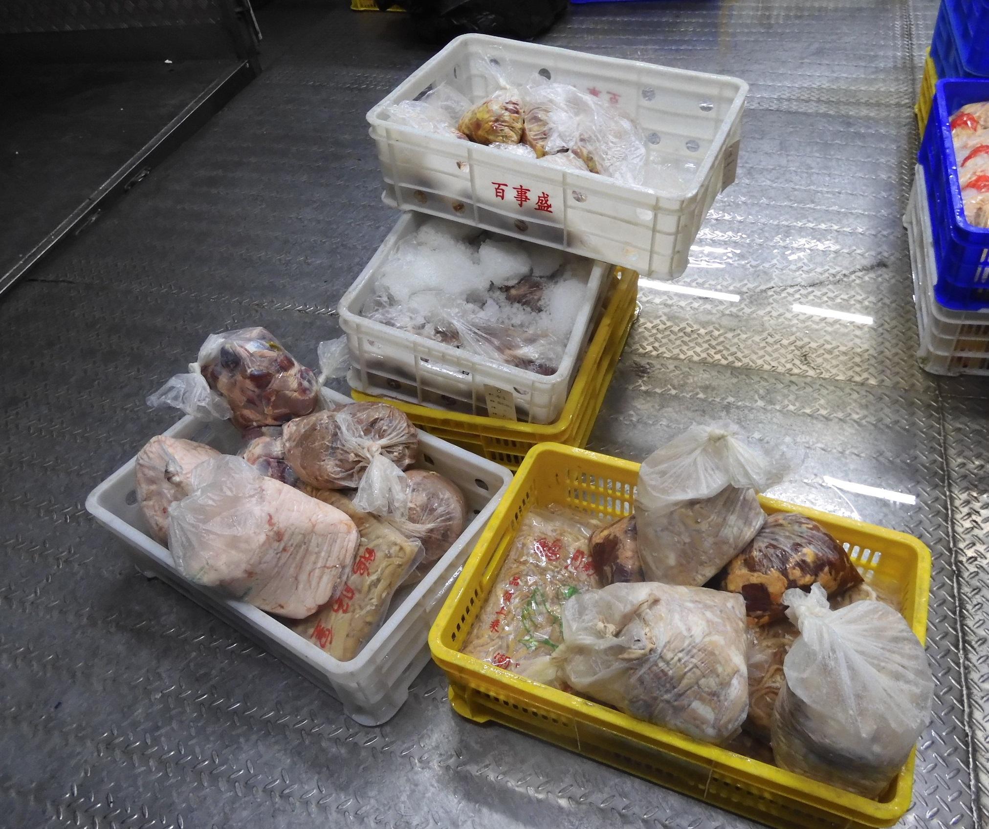 The Food and Environmental Hygiene Department today (December 23) raided an unlicensed cold store at Tai Shu Ha Road West, Yuen Long. Photo shows chilled poultry offal found during the operation.