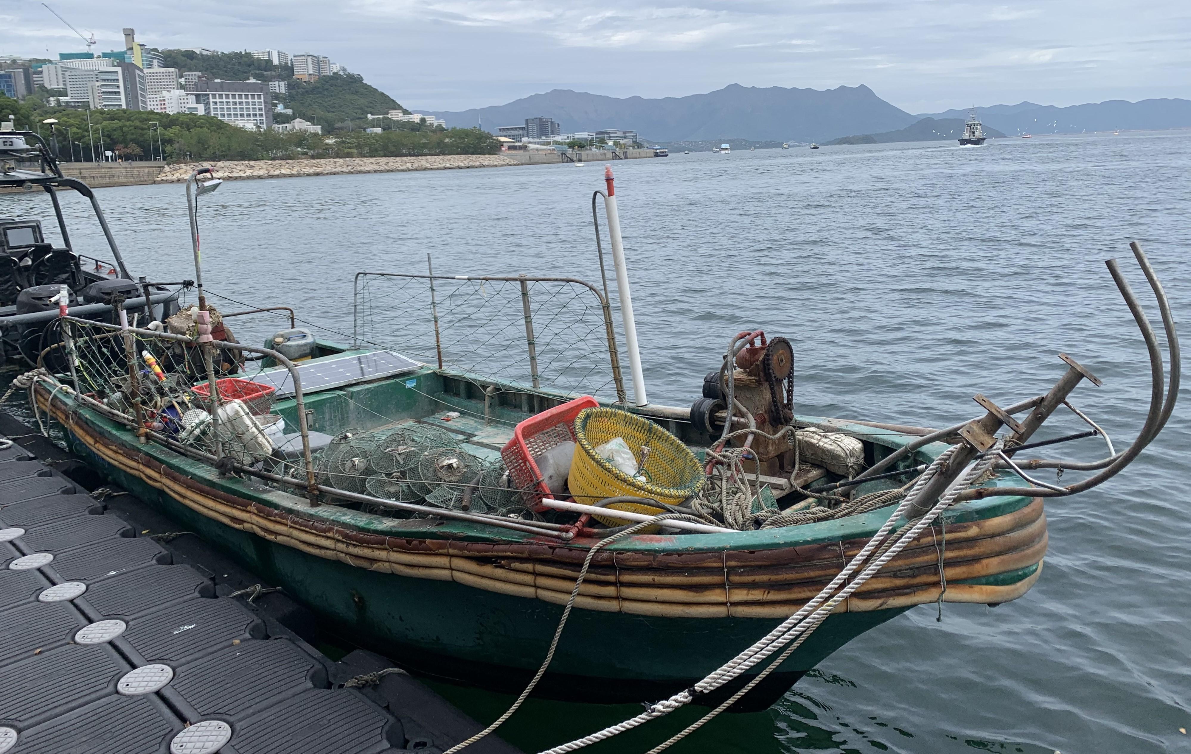 漁農自然護理署今日（十二月二十三日）起訴一名懷疑在黃茅洲北面香港水域內一艘內地漁船上進行非法捕魚作業的內地漁民。圖示該內地漁船。
