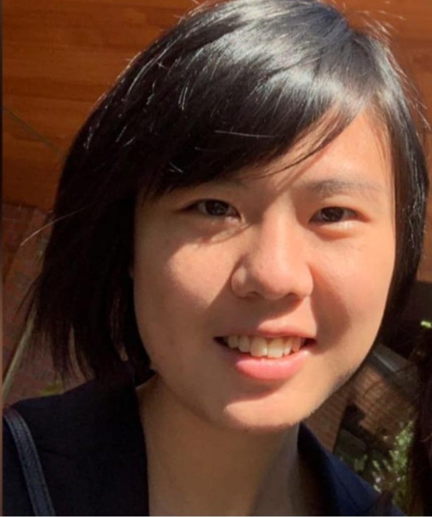  Luk Wing-sze, aged 28, is about 1.65 metres tall, 50 kilograms in weight and of medium build. She has a pointed face with yellow complexion and short black hair. She was last seen wearing a grey sweater, a white shirt, black trousers and black sport shoes.