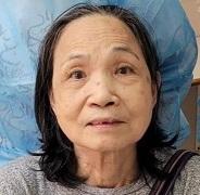 Yeung Ming-ho, aged 76,　is about 1.5 metres tall, 45 kilograms in weight and of thin build. She has a long face with yellow complexion and long grey hair. She was last seen wearing a grey sweater, blue checkered pants, purple slippers and carrying a purple handbag.